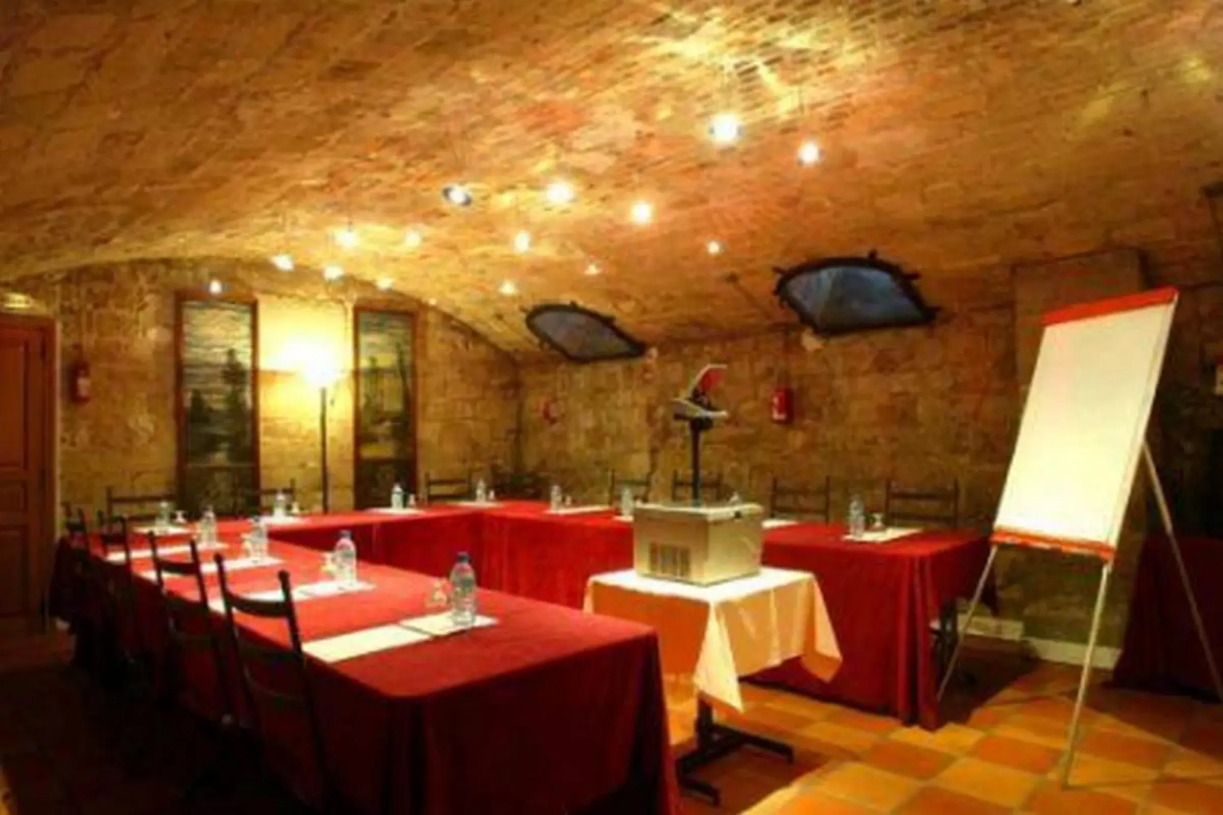 Business facilities, Restaurant/Places to Eat in Hotel Claret