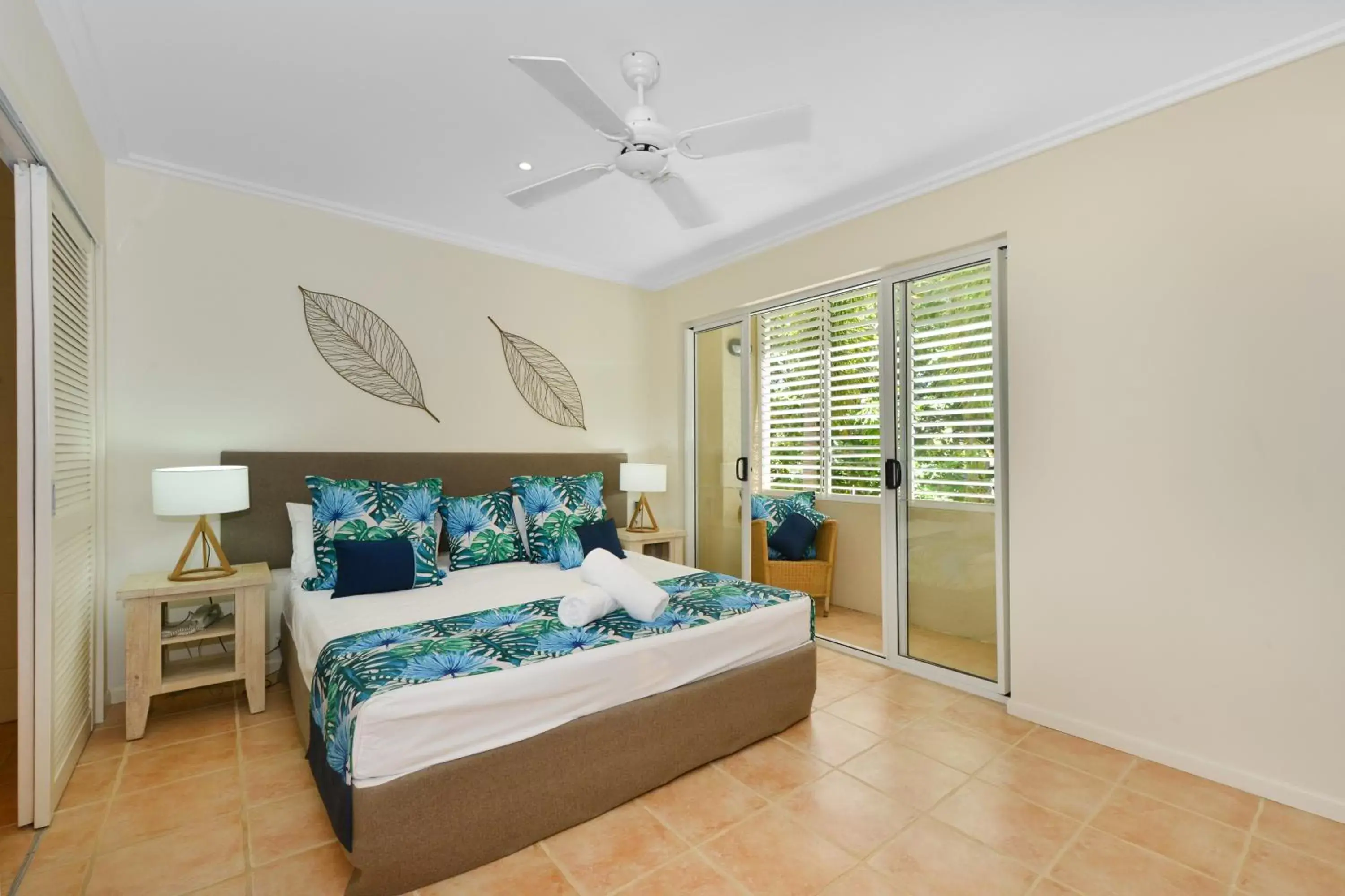 Photo of the whole room, Bed in Cayman Villas Port Douglas