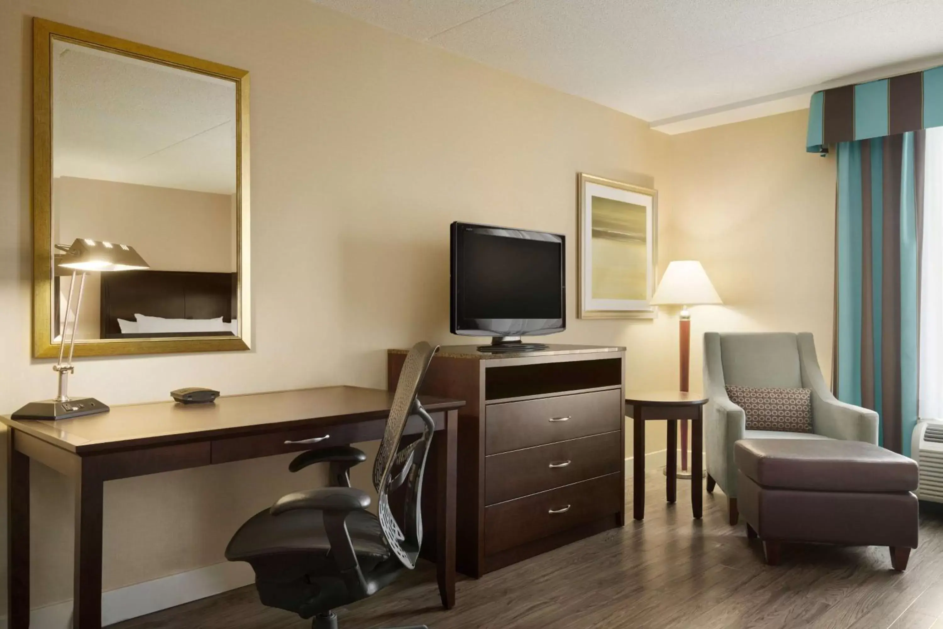 Bedroom, TV/Entertainment Center in Hilton Garden Inn Toronto/Vaughan