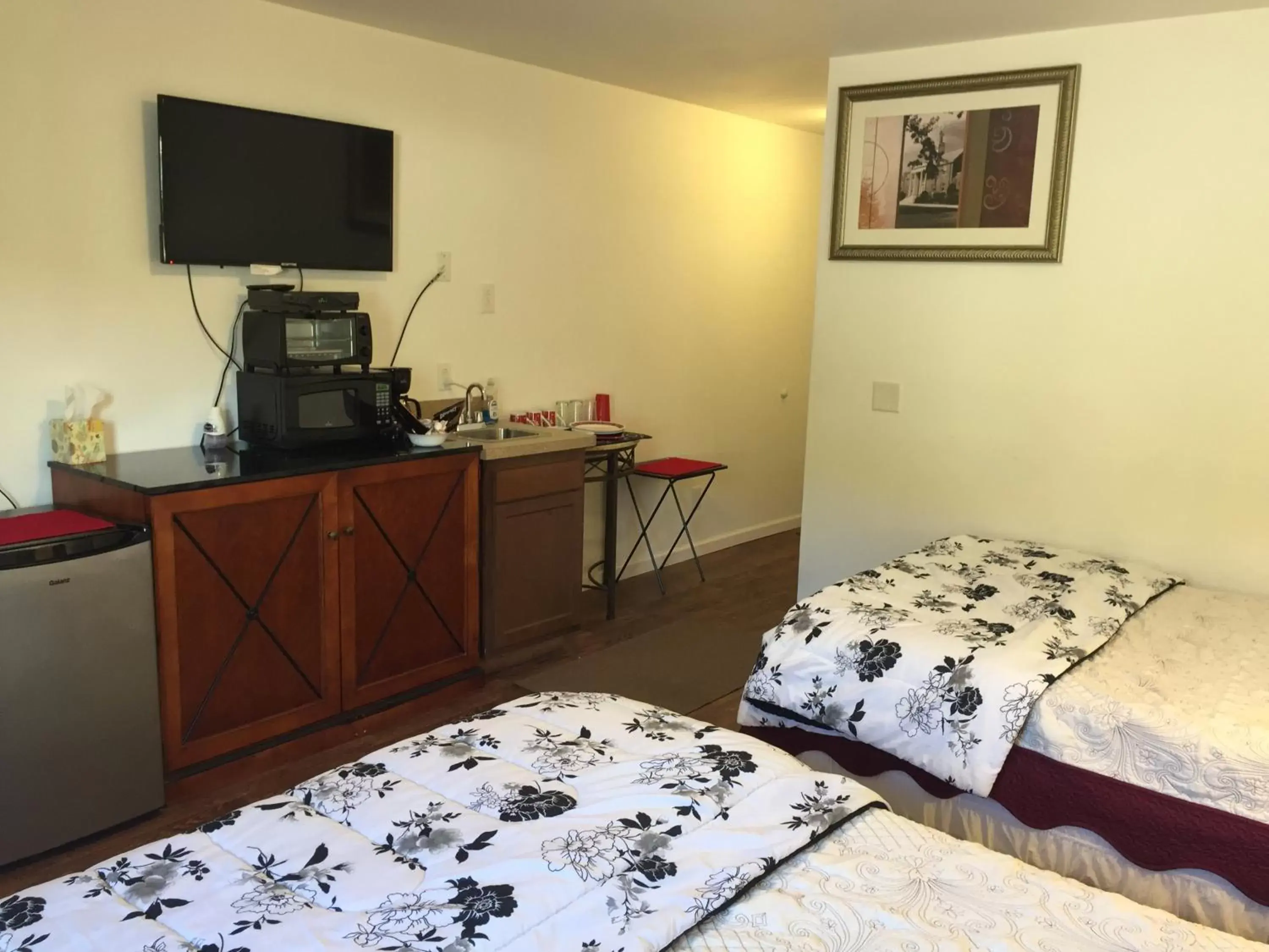 Kitchen or kitchenette, Bed in Apple Inn and Suites Cooperstown Area