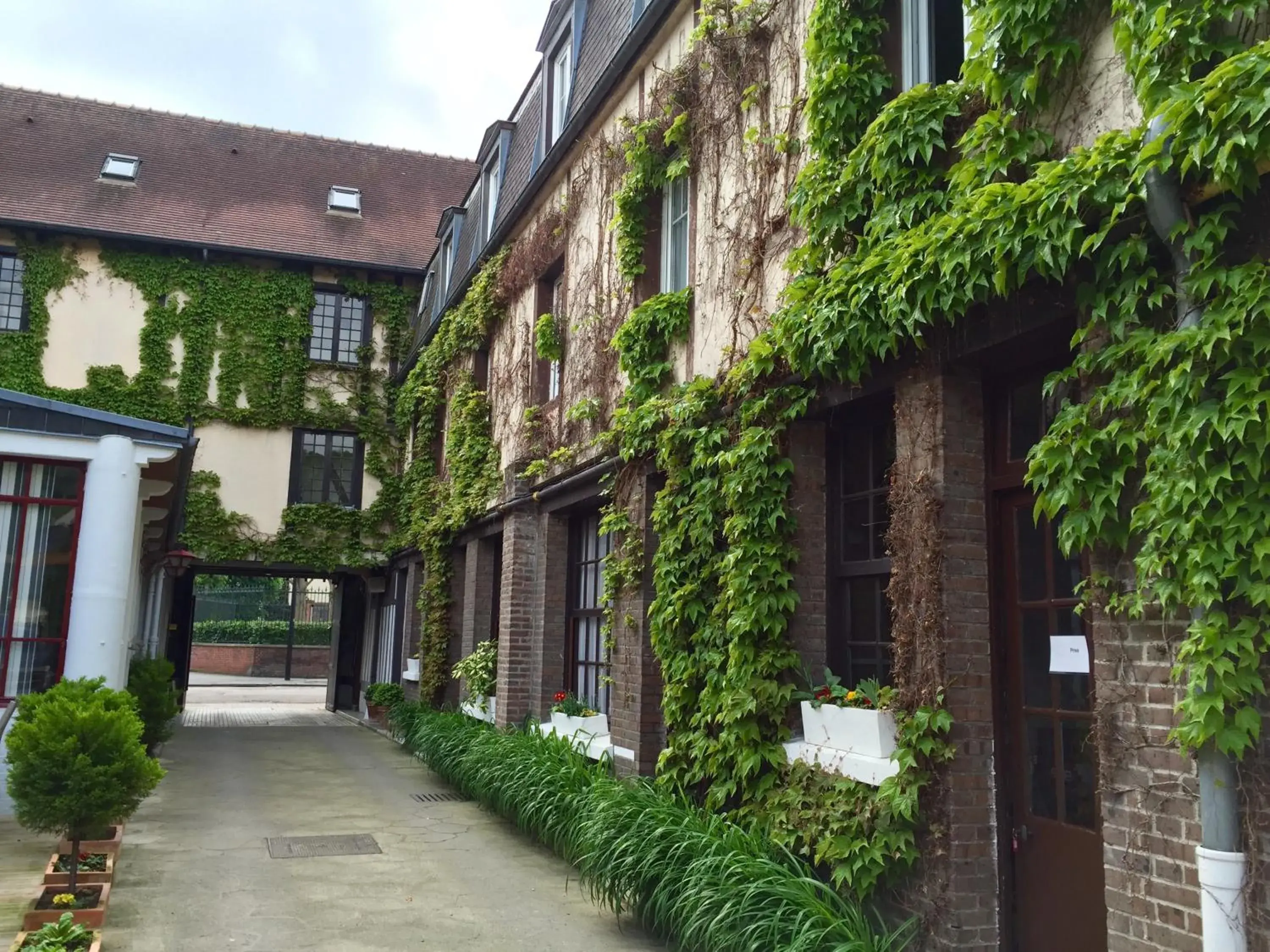 Facade/entrance, Property Building in Hotel de Normandie