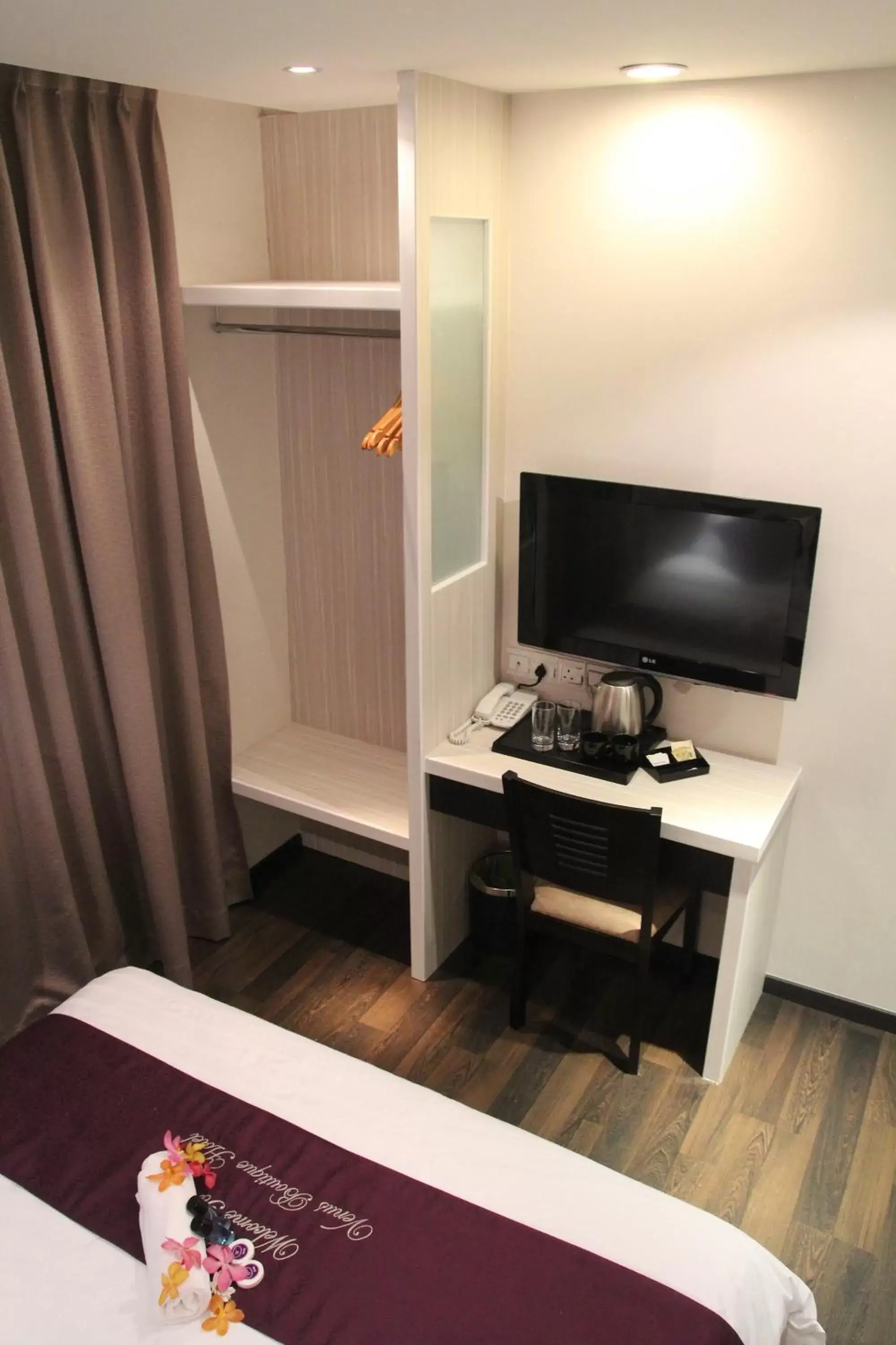 Bed, TV/Entertainment Center in Venus Boutique Hotel