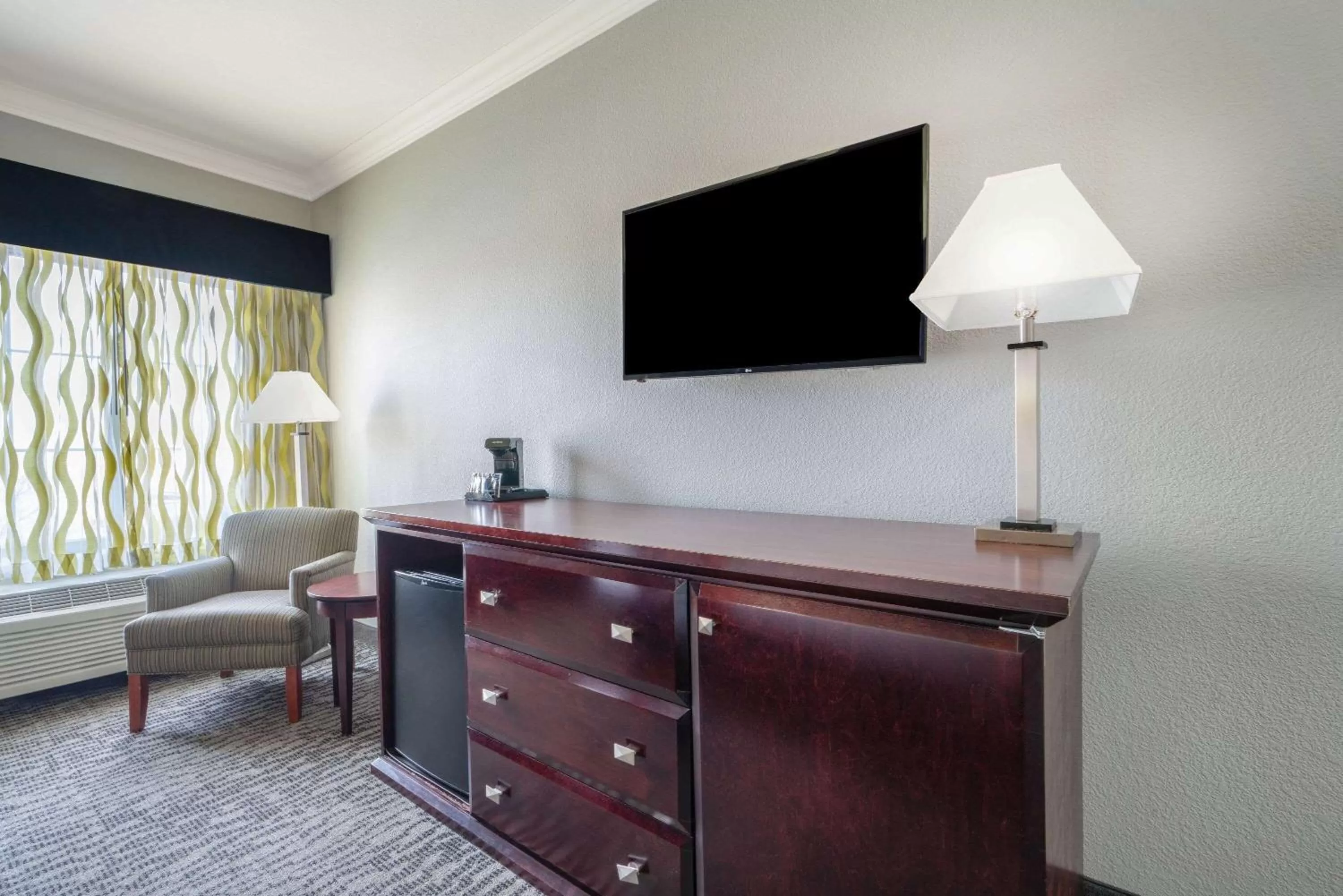 TV and multimedia in La Quinta Inn & Suites by Wyndham Loveland Estes Park