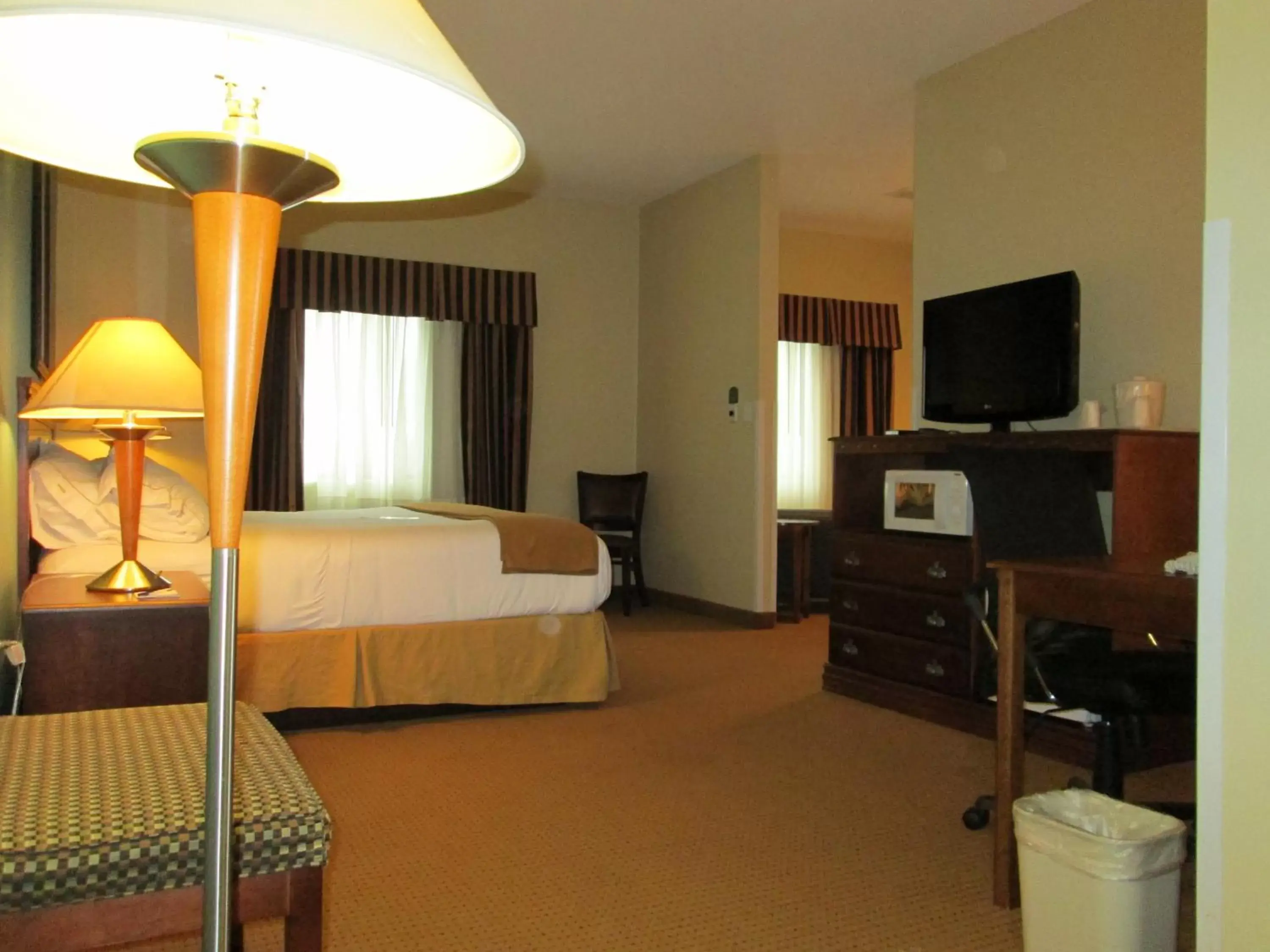 Photo of the whole room, TV/Entertainment Center in Holiday Inn Express - Newell-Chester WV, an IHG Hotel