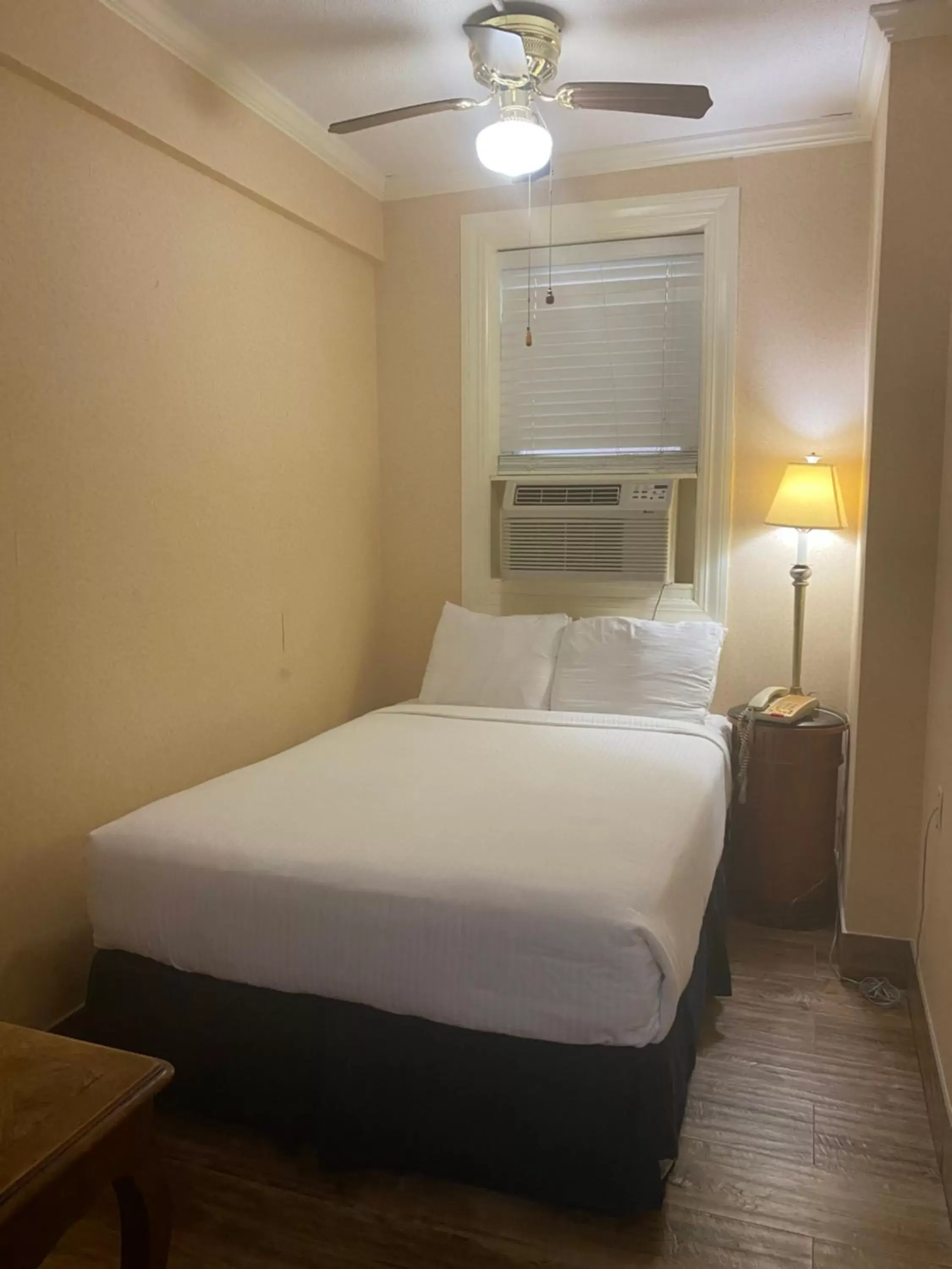 Photo of the whole room, Bed in District Hotel