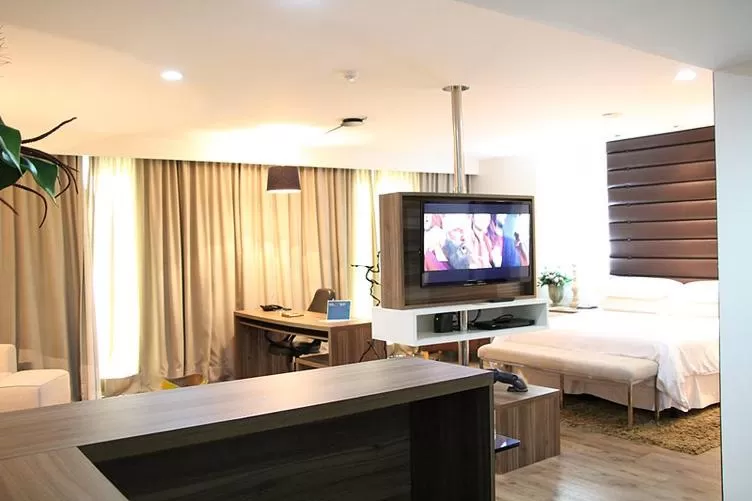 Communal lounge/ TV room, Bed in Mercure Macaé