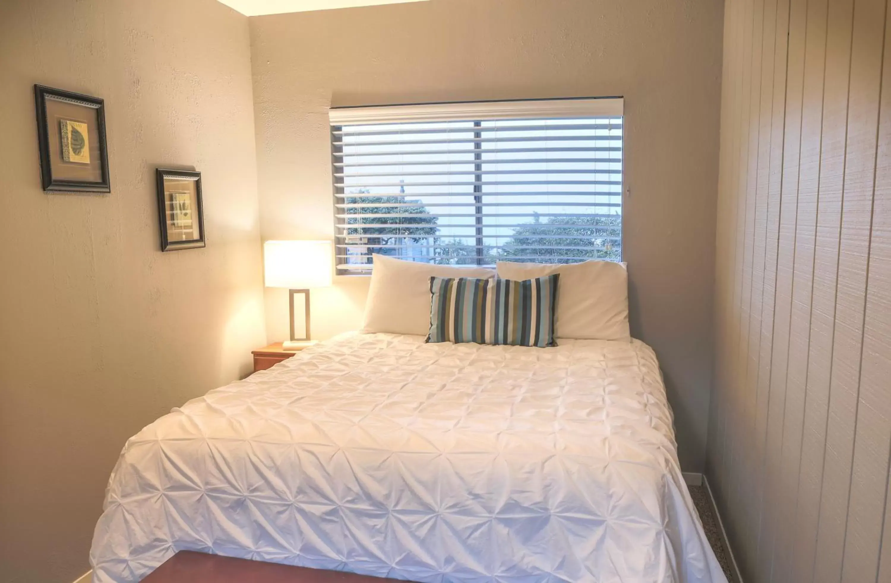 Bedroom, Bed in Inn at Schoolhouse Creek