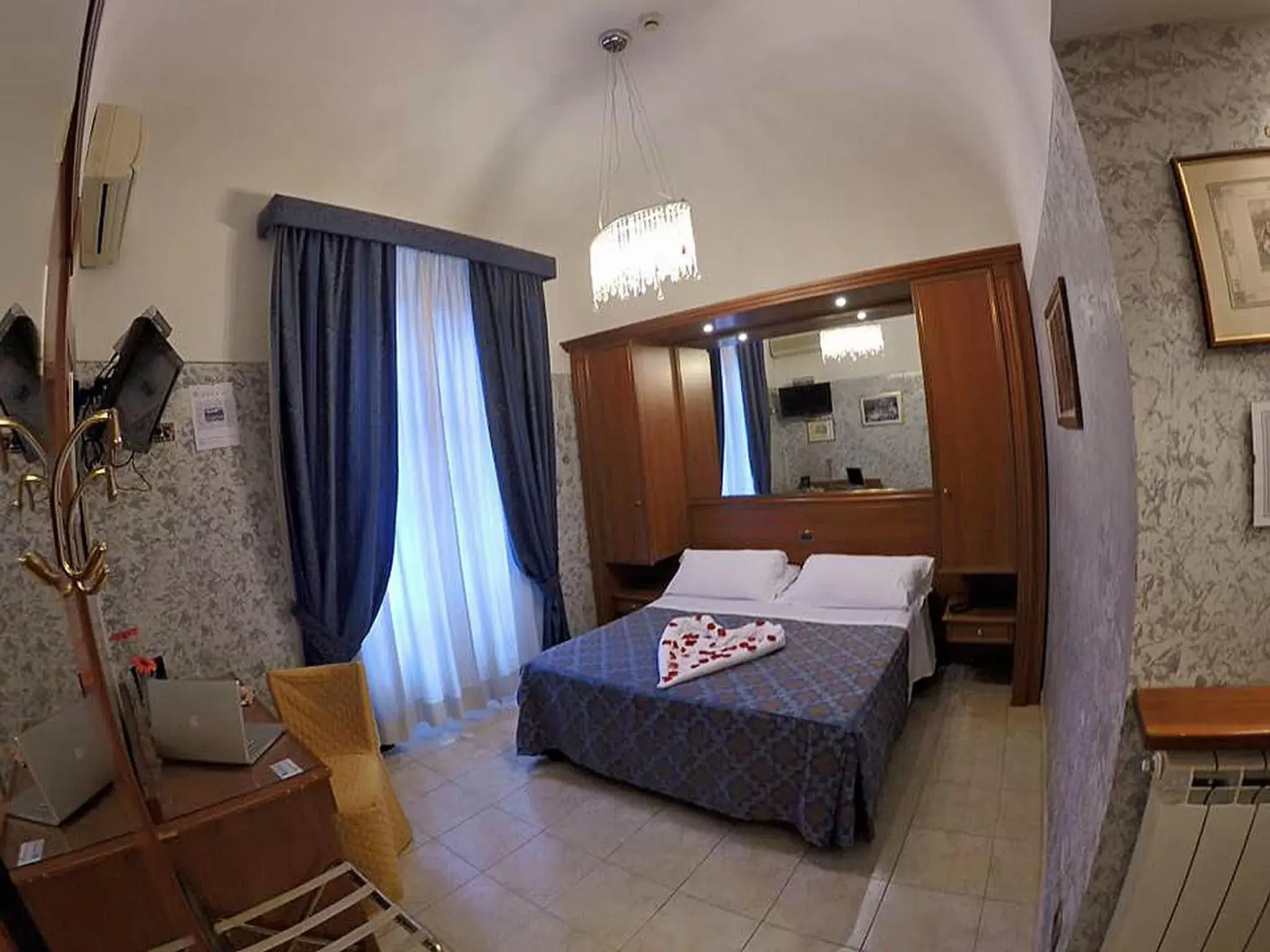 Photo of the whole room, Bed in Hotel Assisi