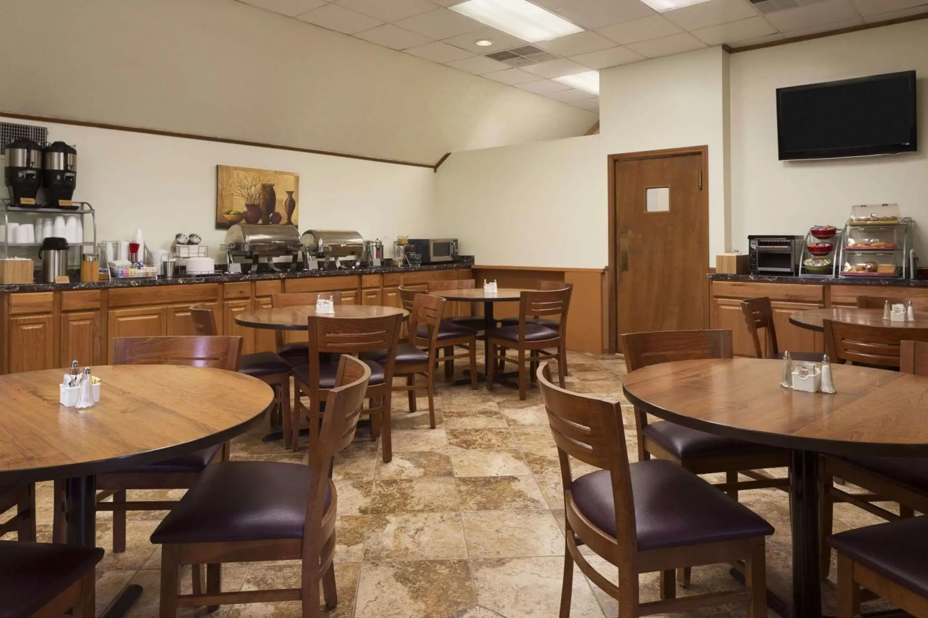 Restaurant/Places to Eat in Hawthorn Suites - Fort Wayne