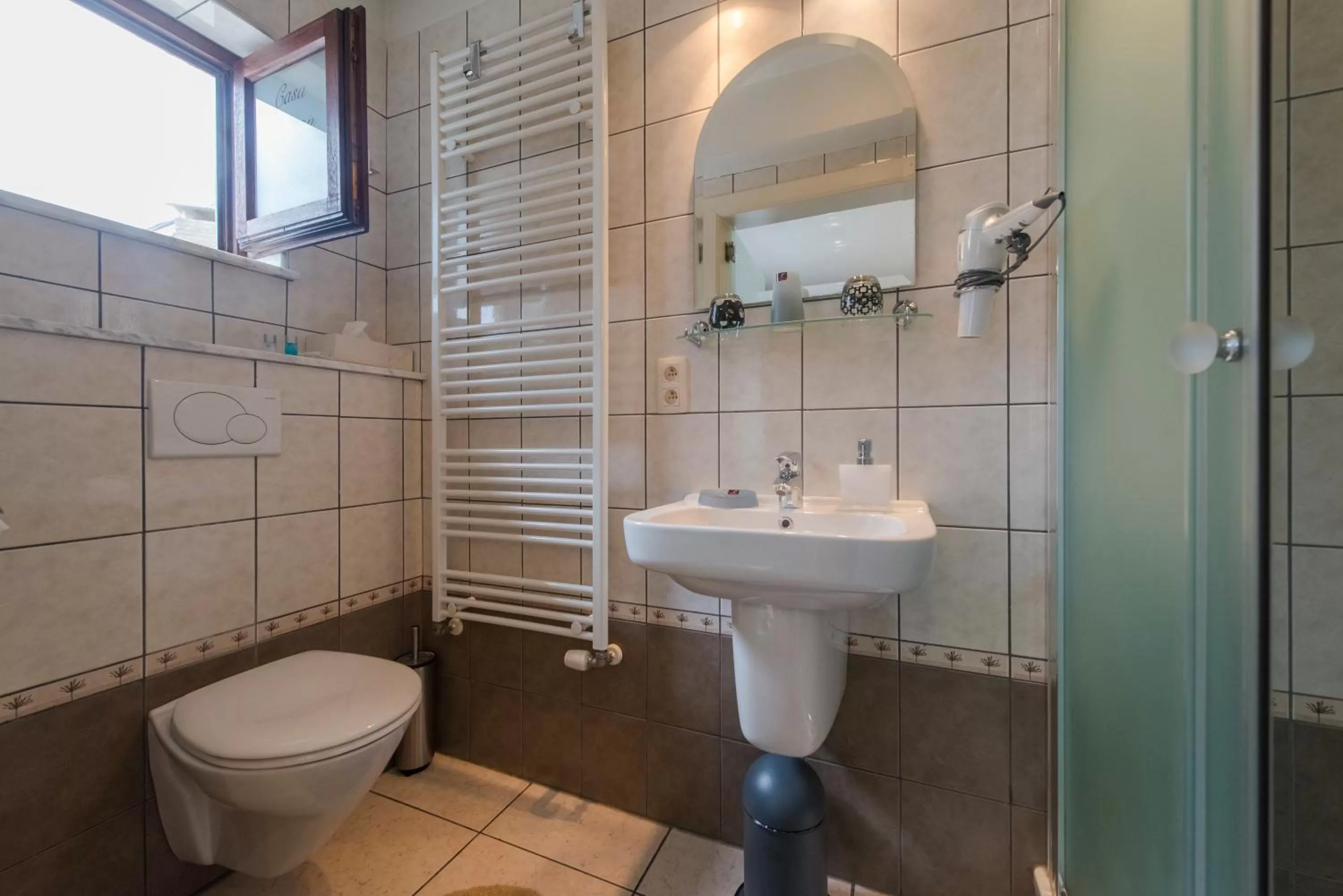 Shower in B&B Casa Roman & Vakantiewoning voor 1 pers tot max 32 personen