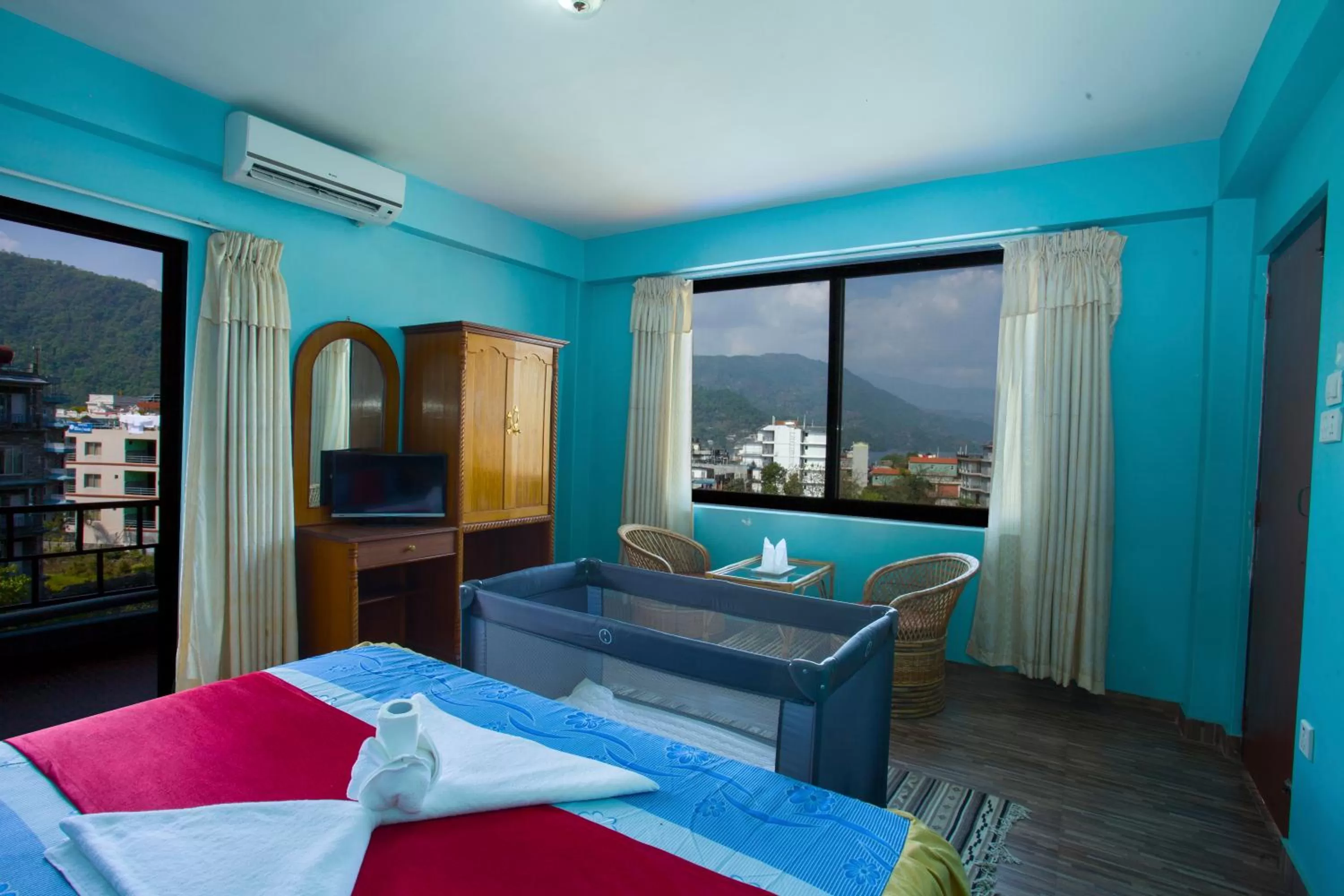 Photo of the whole room, Bed in The North Face Inn