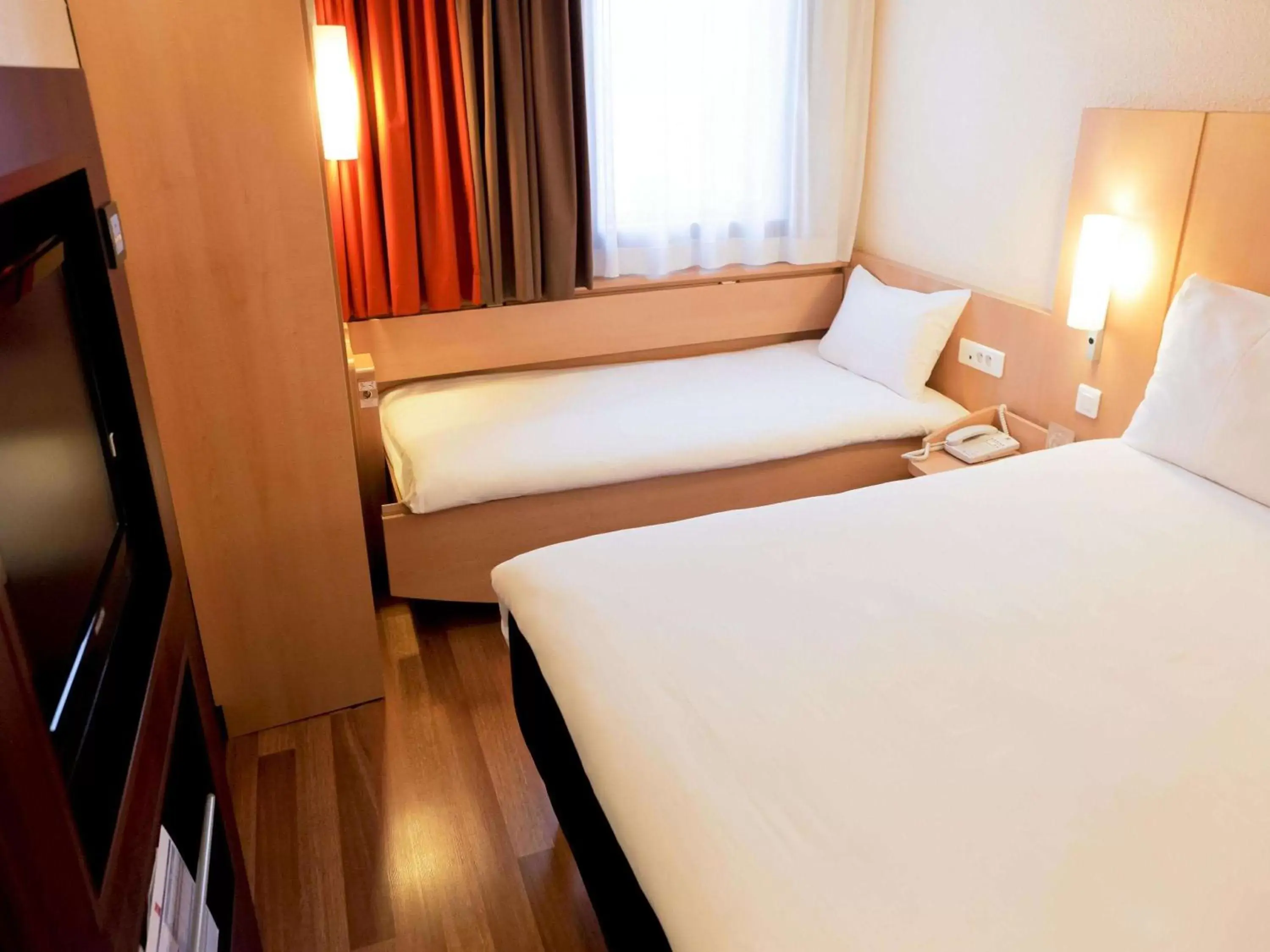 Photo of the whole room, Bed in ibis Grenoble Centre Bastille