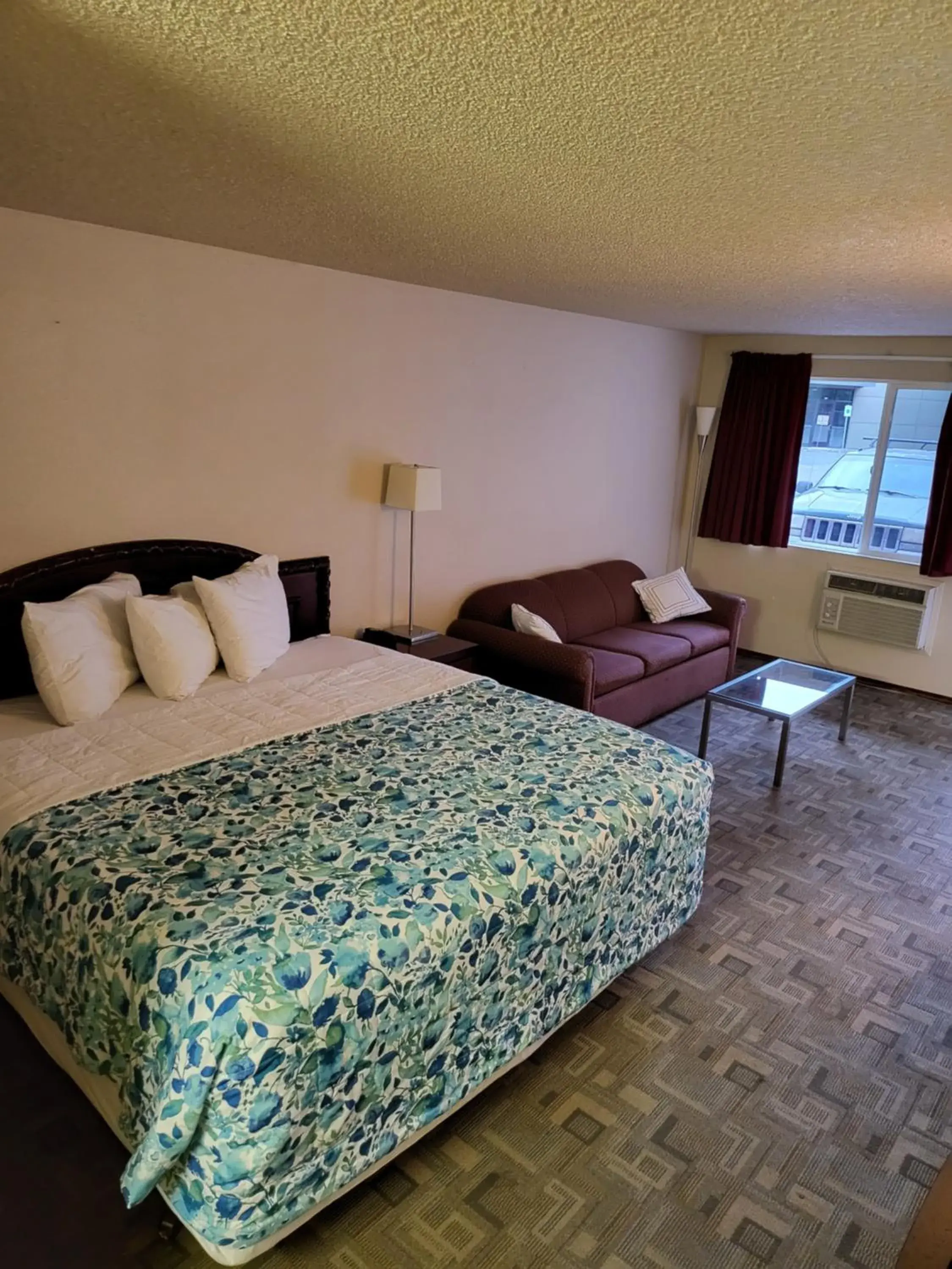 Communal lounge/ TV room, Bed in Smokey Point Motor Inn