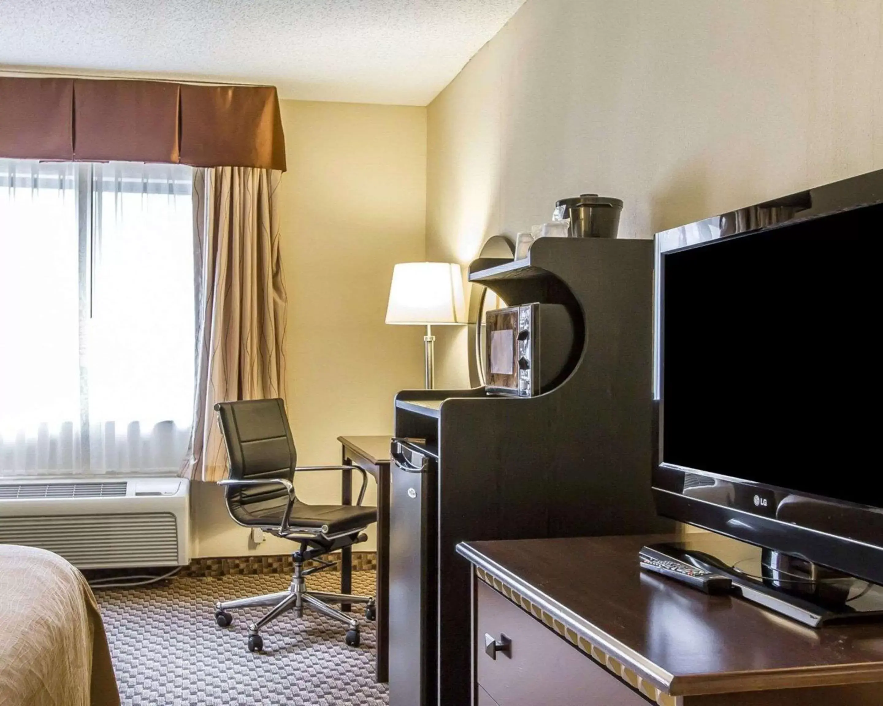Photo of the whole room, TV/Entertainment Center in Quality Inn Macomb near University Area