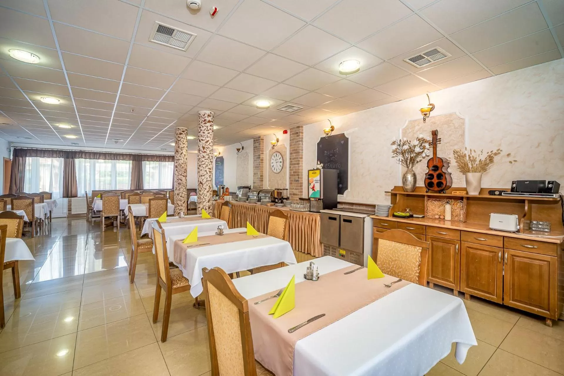 Restaurant/places to eat in Nefelejcs Hotel