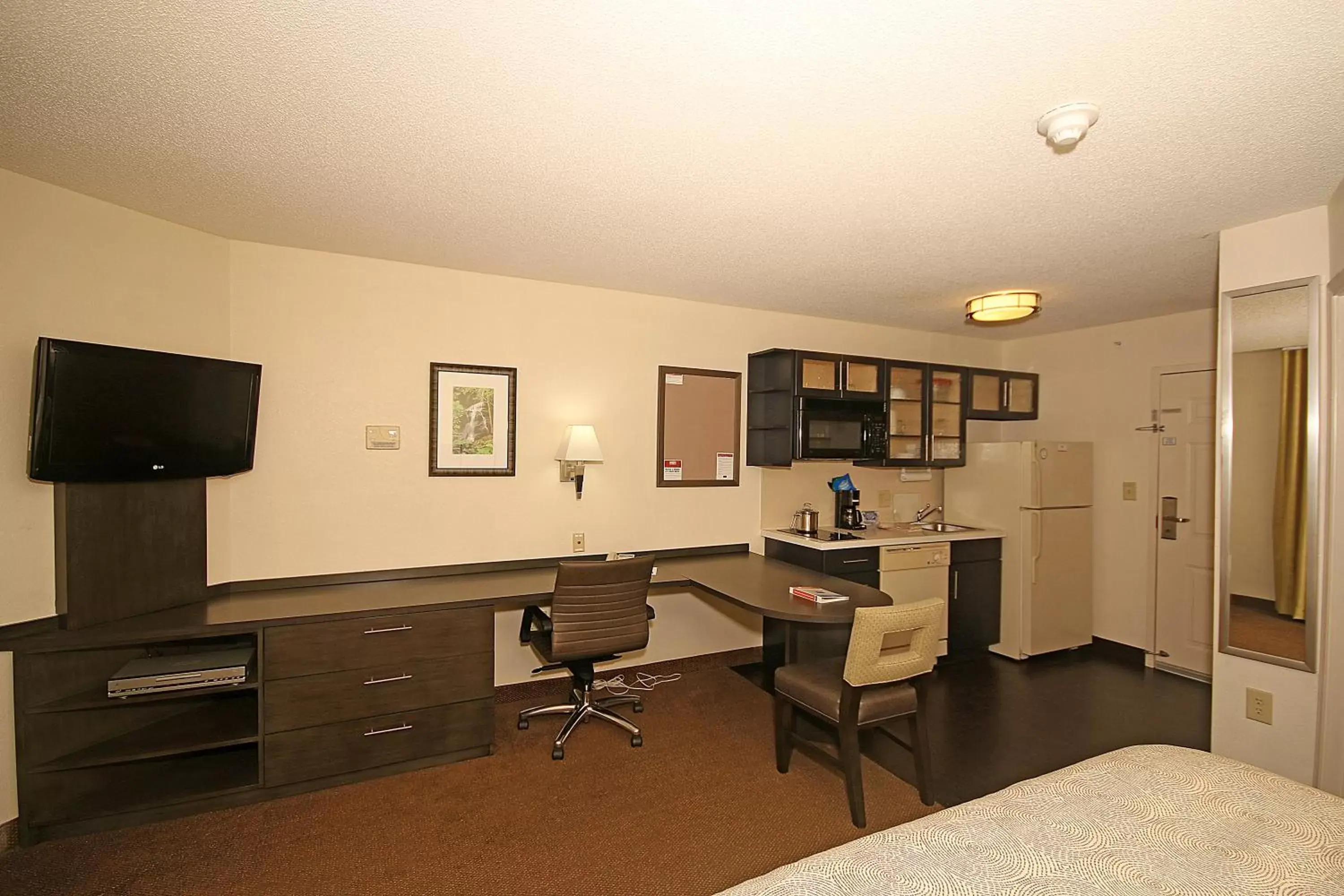 Bedroom, TV/Entertainment Center in Candlewood Suites Newport News-Yorktown, an IHG Hotel