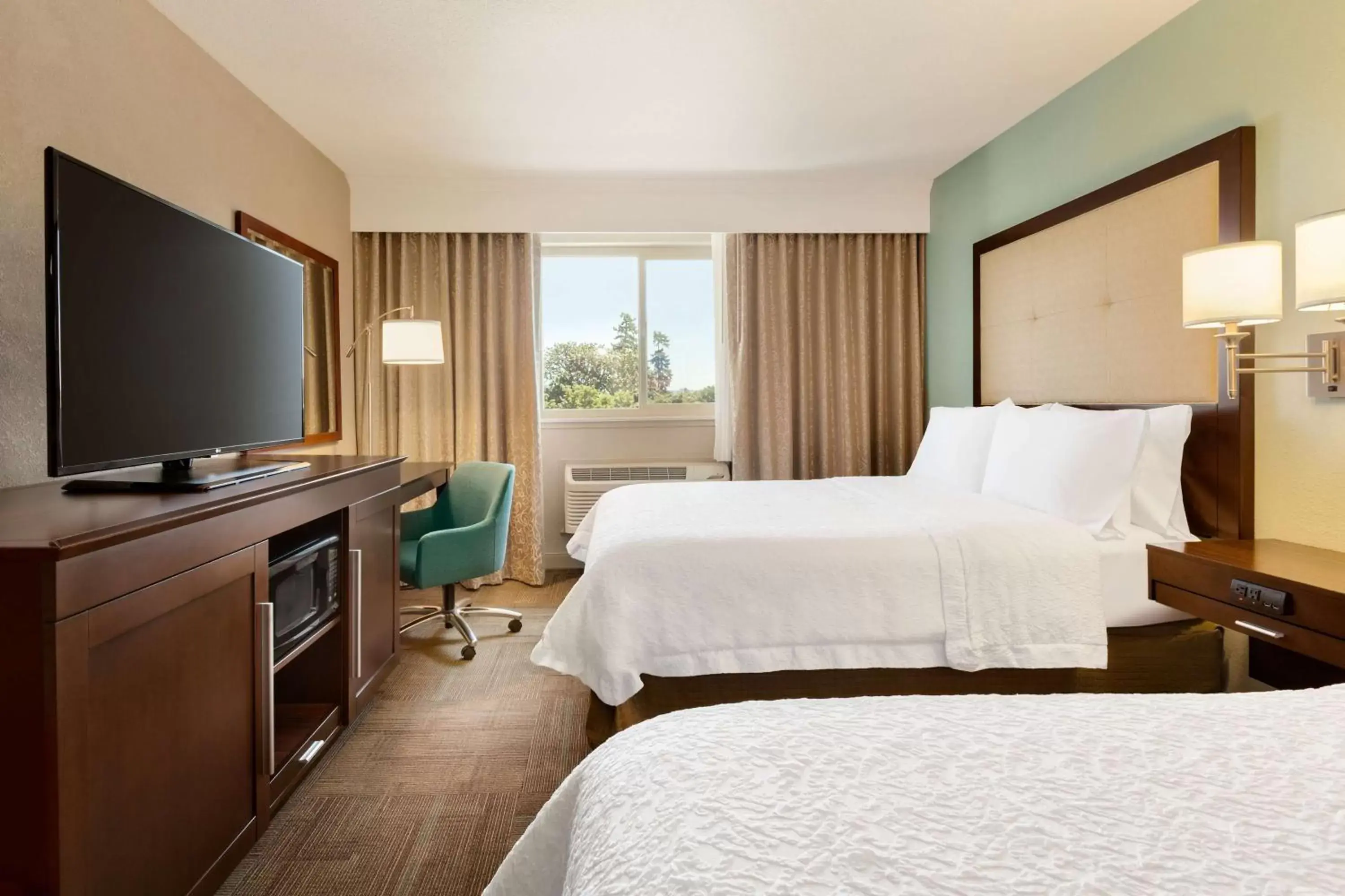 Bedroom, Bed in Hampton Inn - Portland/Clackamas