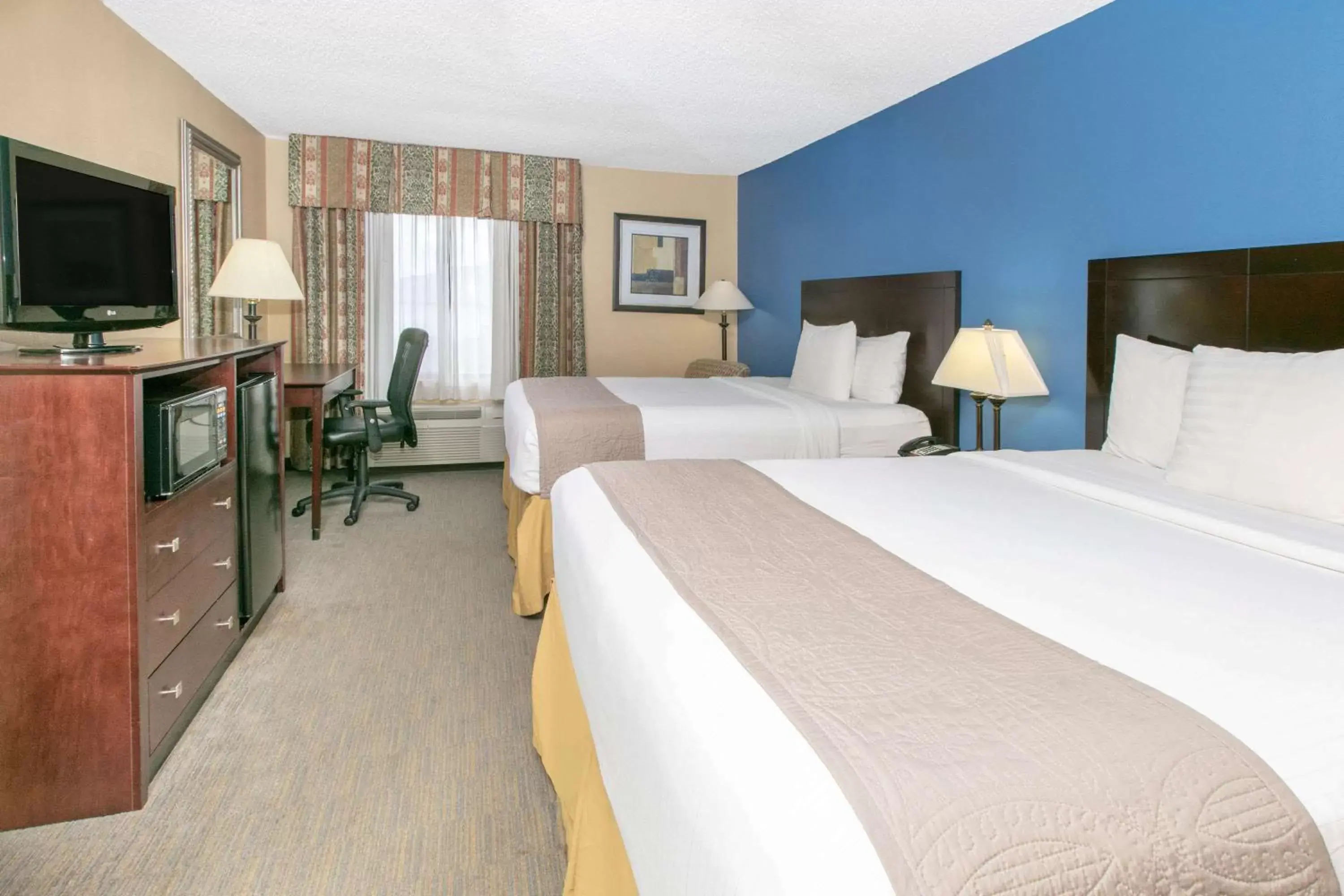 Photo of the whole room, Bed in Days Inn by Wyndham Tulsa Central