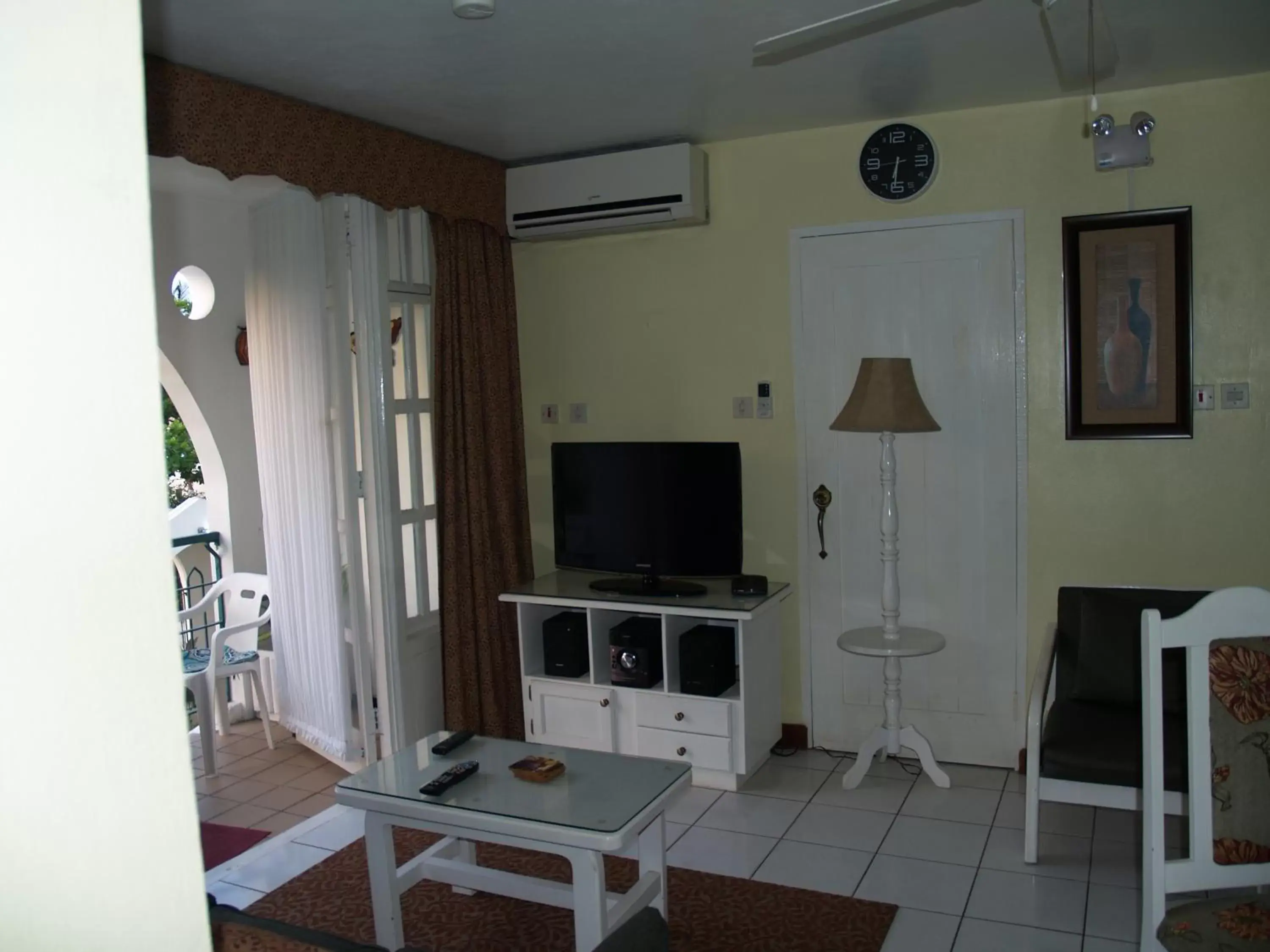 Living room, TV/Entertainment Center in Sandcastles Resort, Ocho Rios
