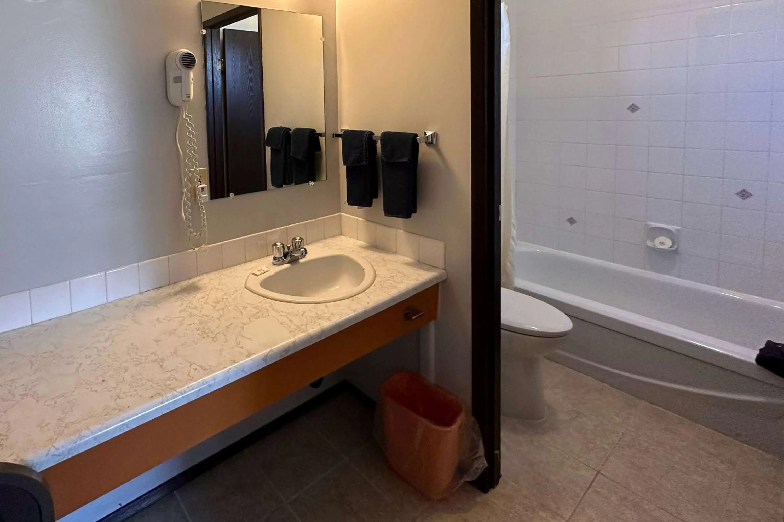 TV and multimedia in Howard Johnson by Wyndham Edson