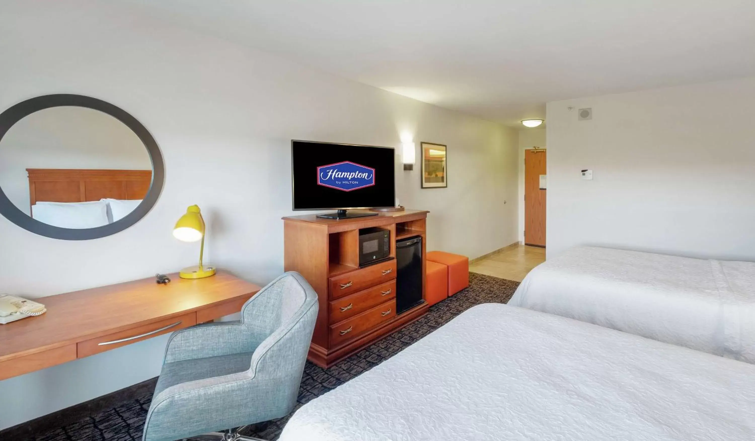 Bedroom, TV/Entertainment Center in Hampton Inn & Suites Rockland