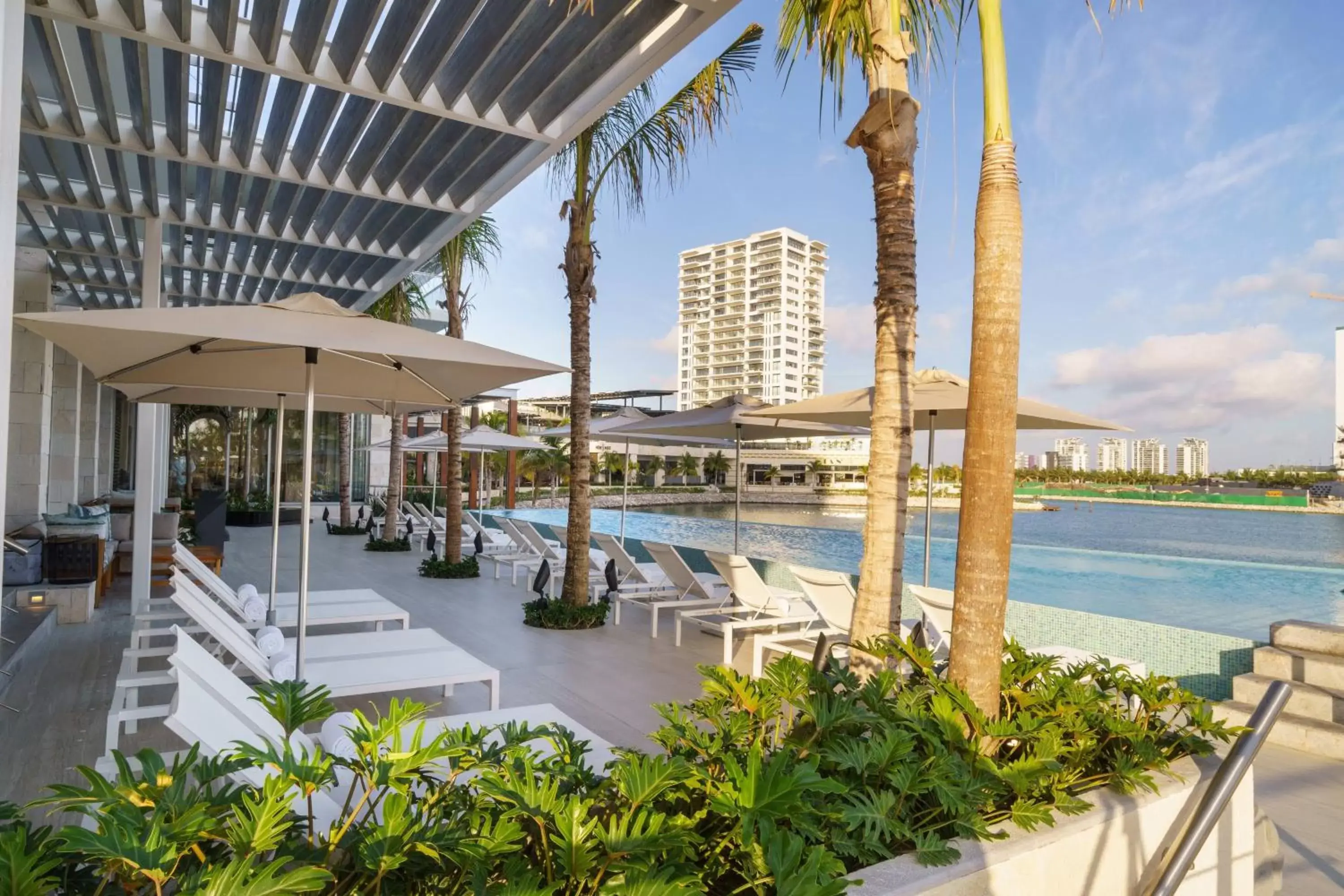 Swimming Pool in Renaissance Cancun Resort & Marina