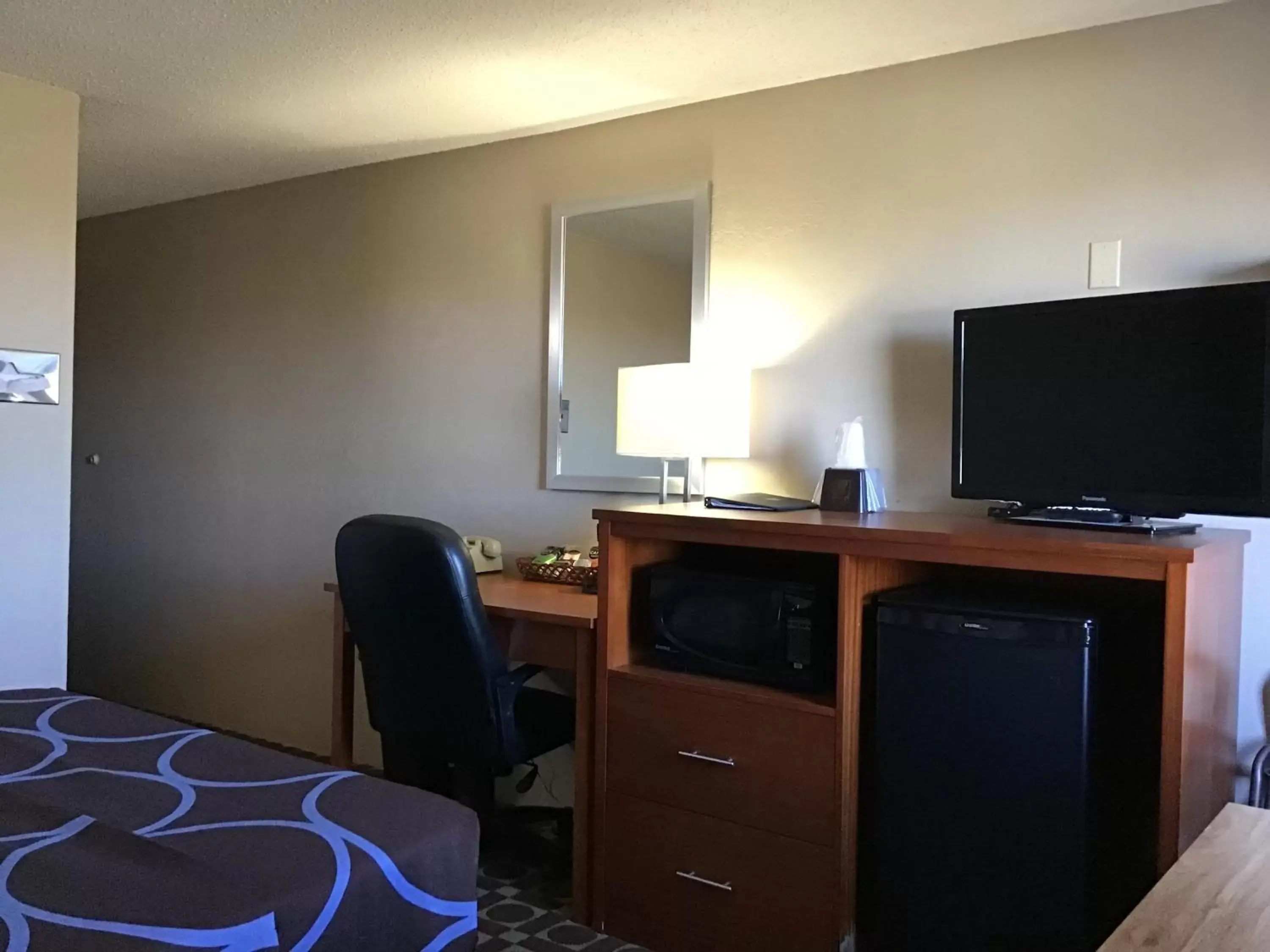 TV and multimedia, TV/Entertainment Center in Super 8 by Wyndham Miles City