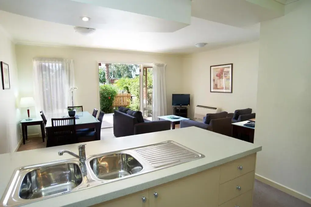 Kitchen or kitchenette, Kitchen/Kitchenette in Comfort Apartments Royal Gardens