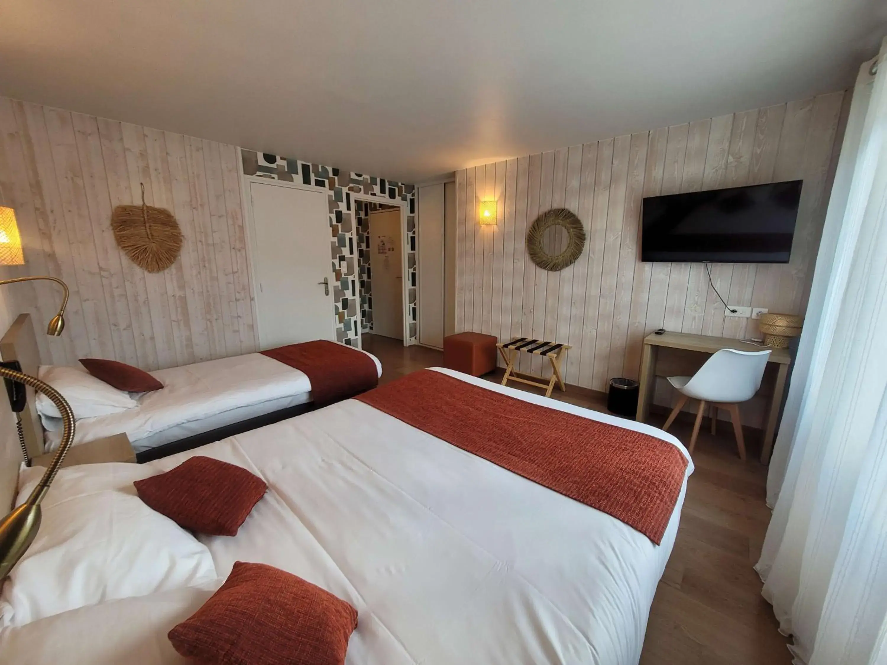 Bedroom, Bed in Brit Hotel des Halles