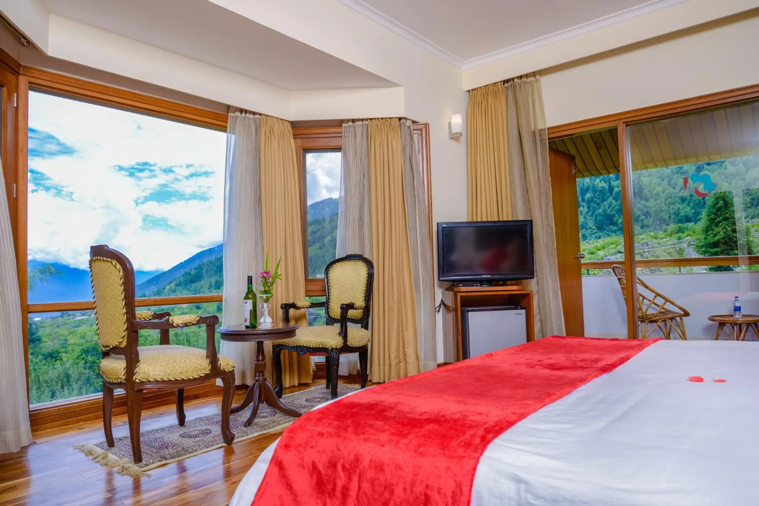 Photo of the whole room, Bed in Solang Valley Resort Photo of the whole room, Bed in Solang Valley Resort
