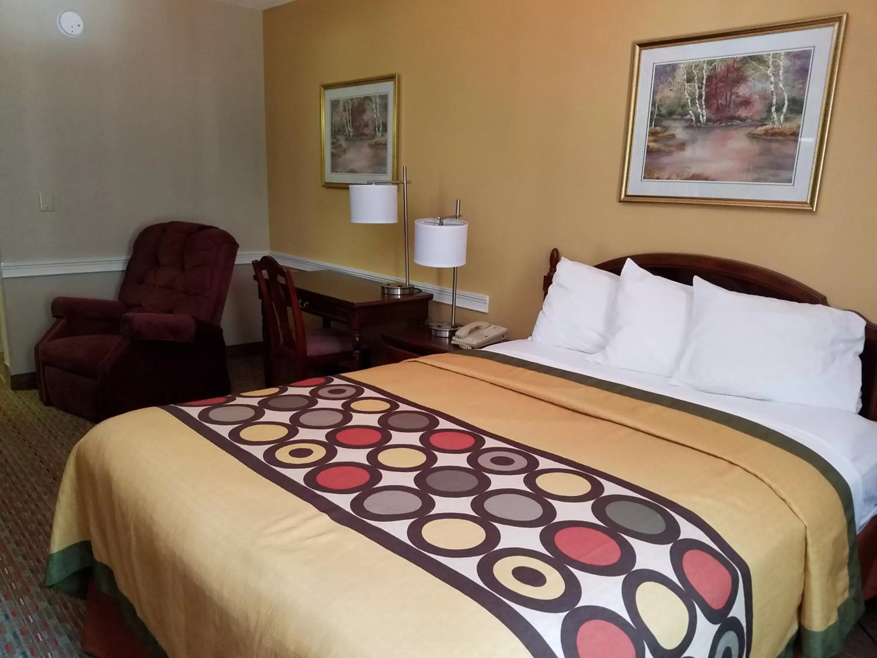 Queen Room - Non-Smoking in Super 8 by Wyndham Cornelia Queen Room - Non-Smoking in Super 8 by Wyndham Cornelia