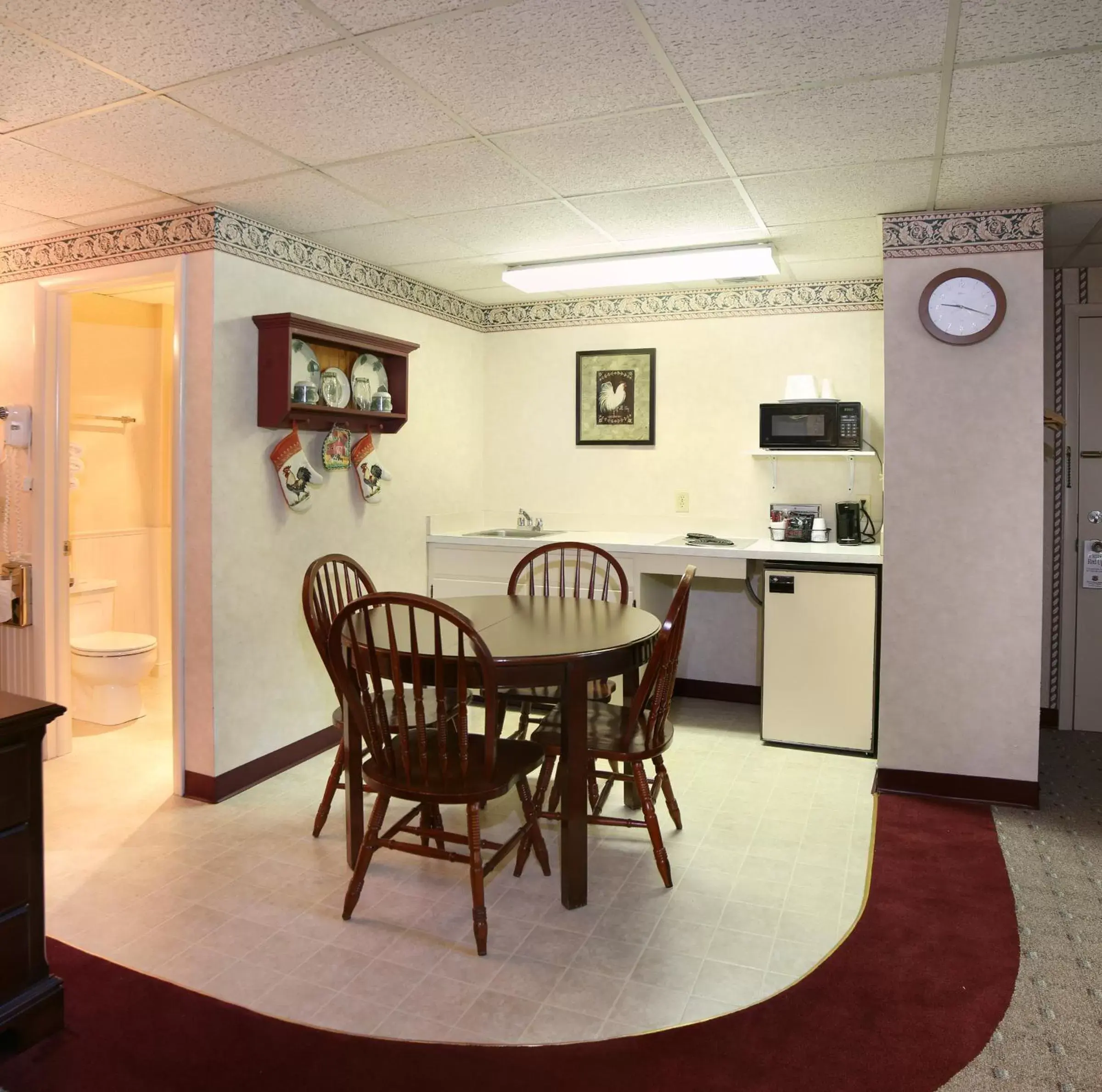 Kitchen or kitchenette, Dining Area in Bird-in-Hand Family Inn