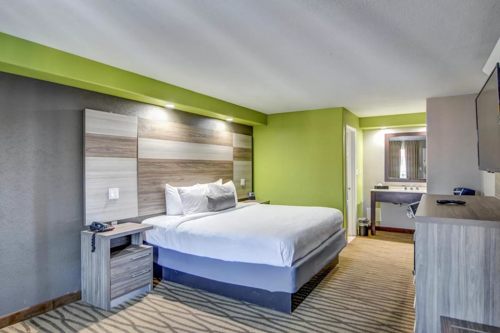 Photo of the whole room, Bed in Seabreeze Inn - Fort Walton