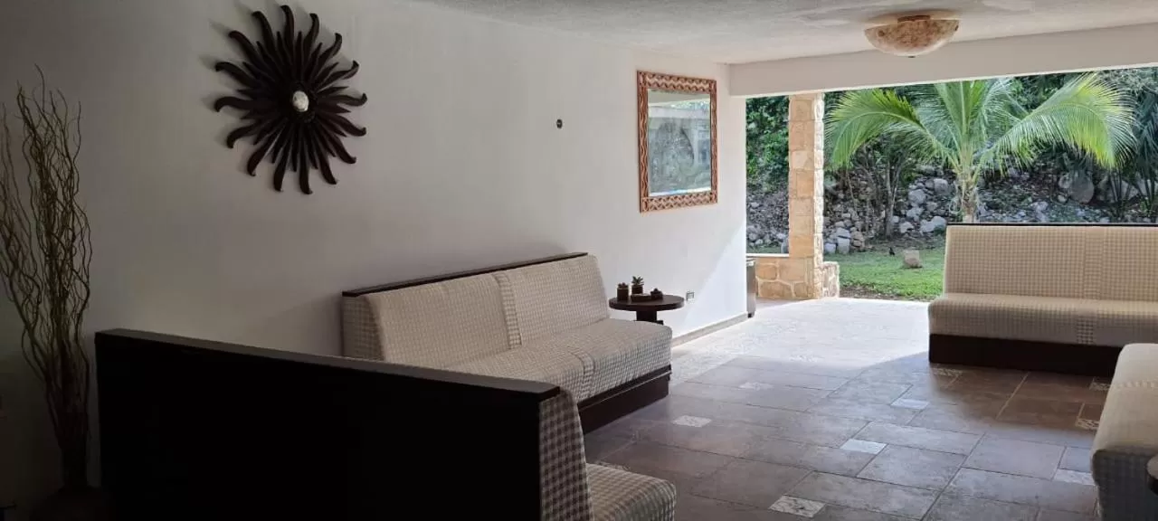 Living room in Hotel Puerta Chichen