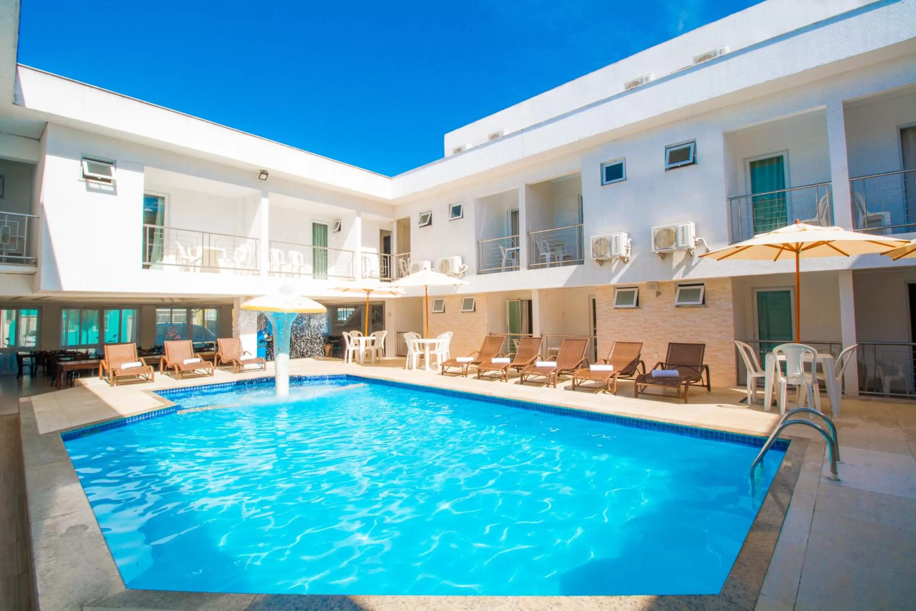 Swimming pool in Shangrilá - Rede Soberano