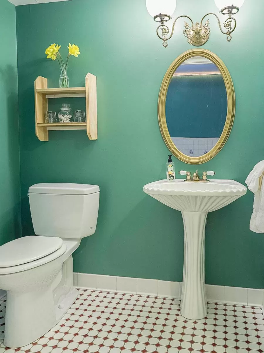 Bathroom in George Brooks House B&B