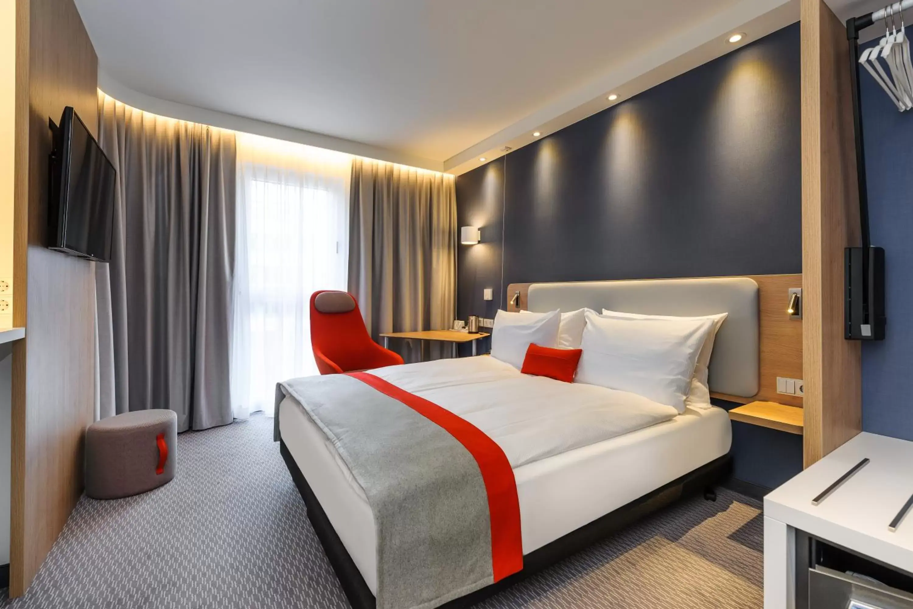 Bedroom, Bed in Holiday Inn Express - Berlin - Alexanderplatz, an IHG Hotel