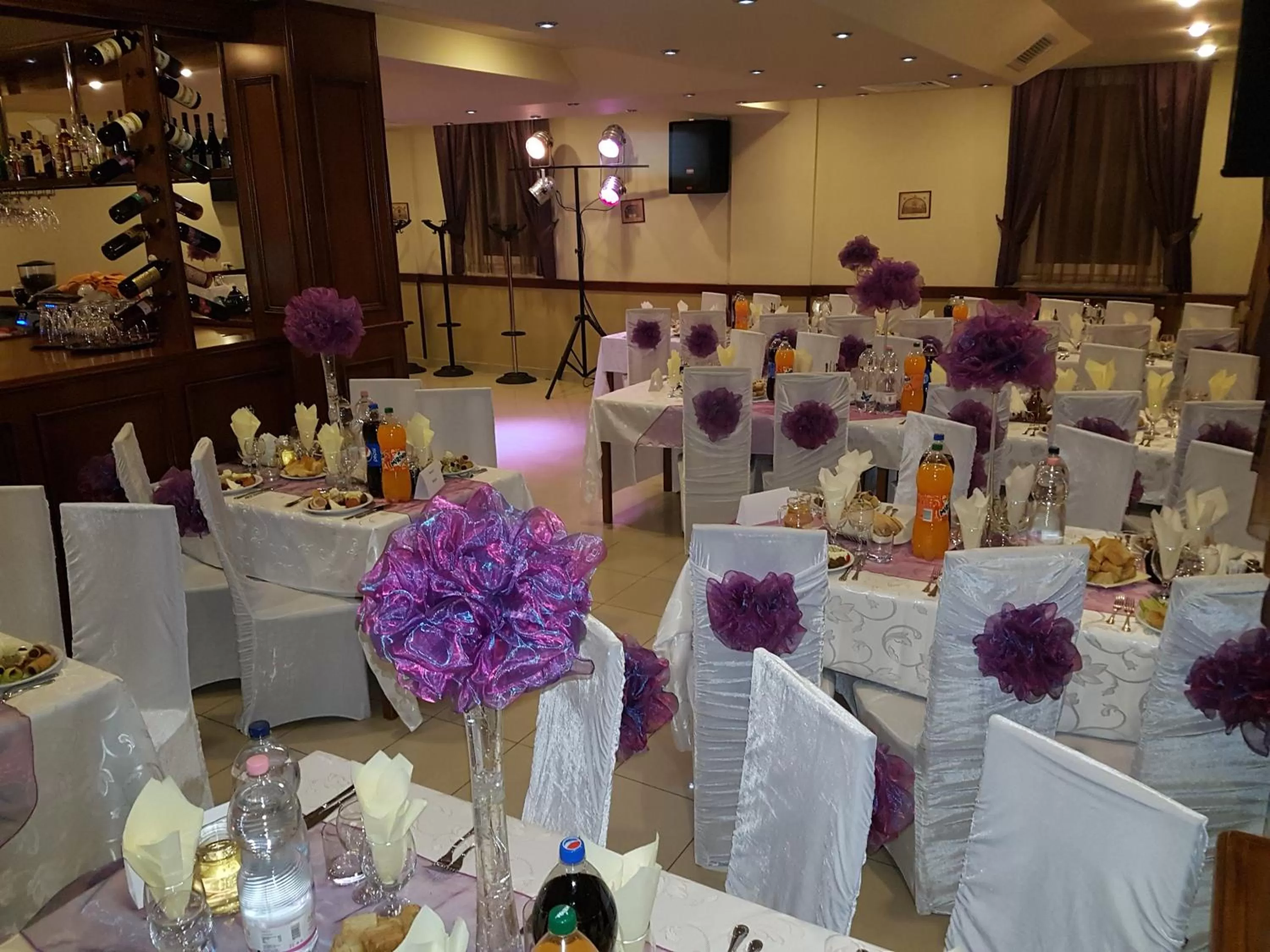 Restaurant/places to eat in Hotel Iris