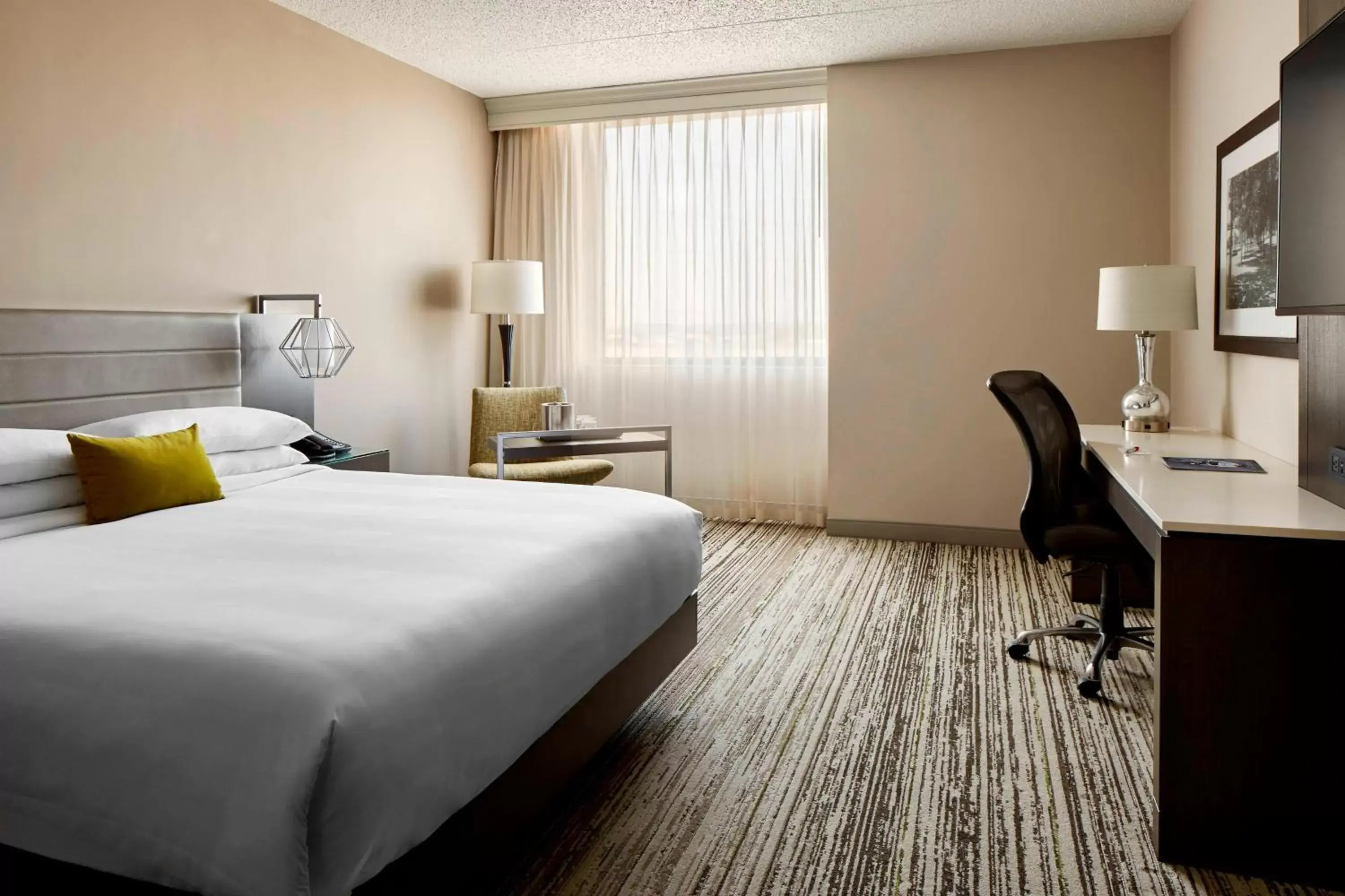 Photo of the whole room, Bed in Marriott Cincinnati North