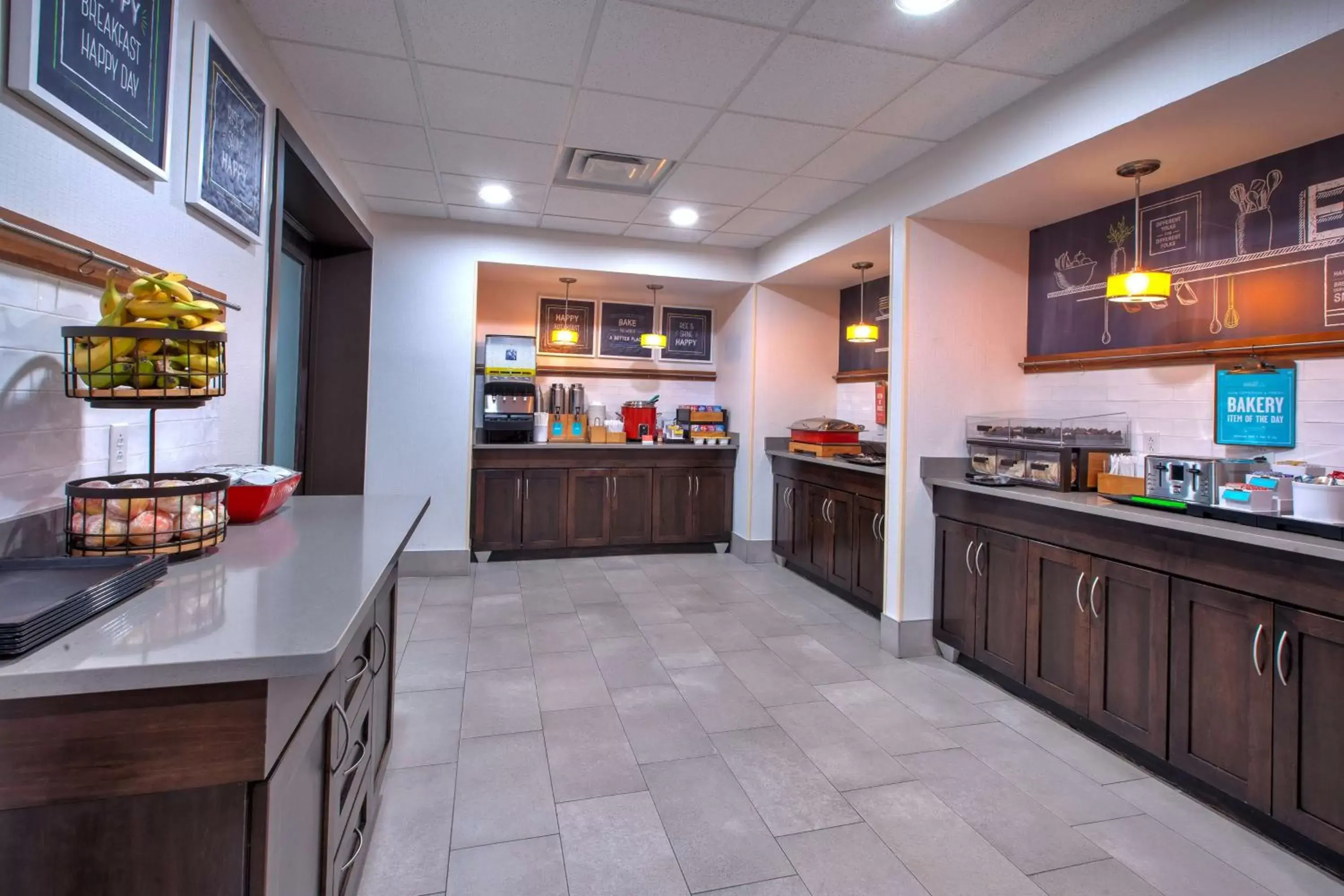 Breakfast, Kitchen/Kitchenette in Hampton Inn Clarion