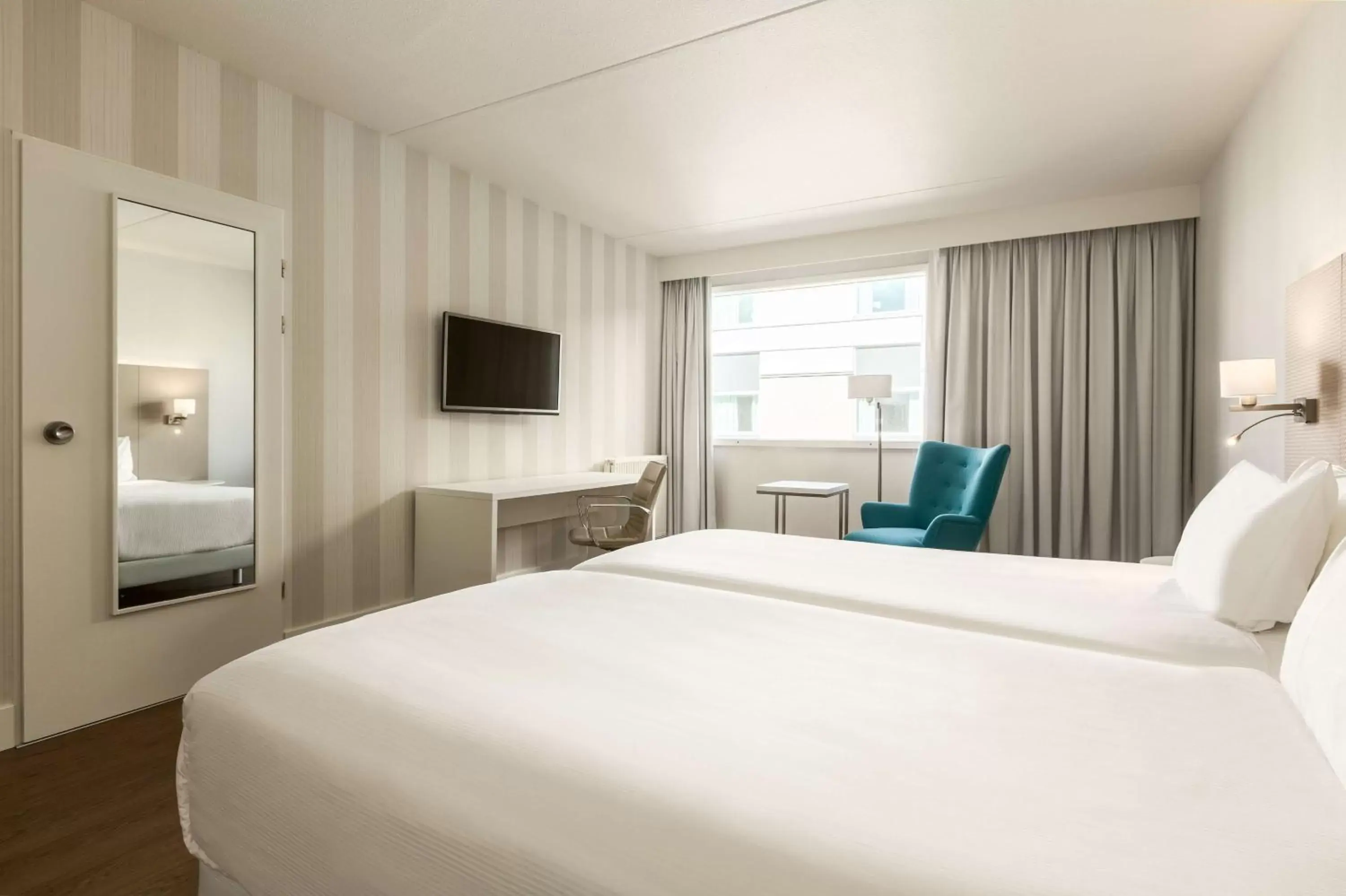 Photo of the whole room, Bed in NH Amsterdam Schiphol Airport