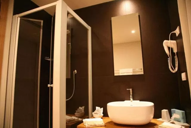 Bathroom in Le Querce Hotel