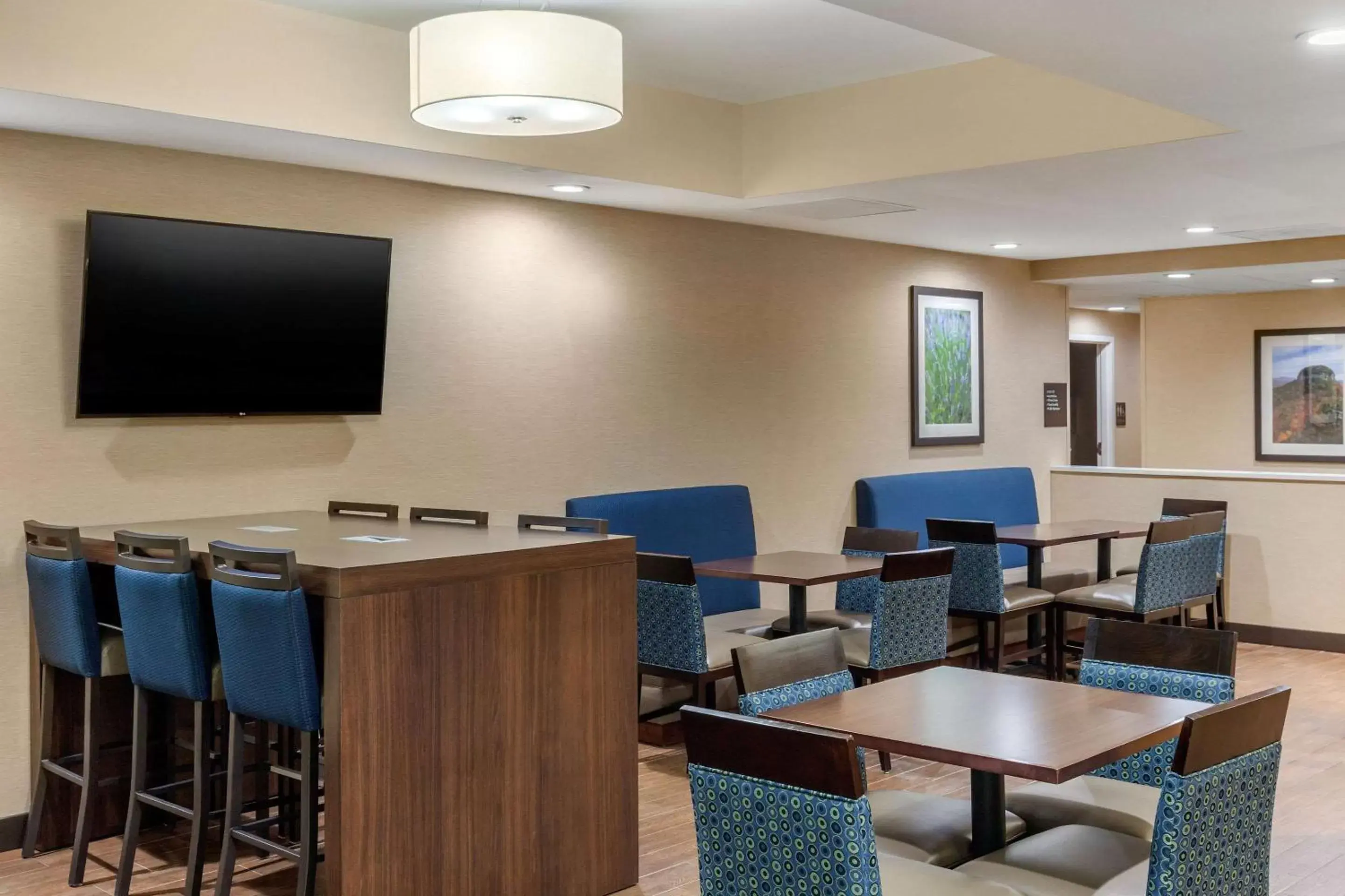 Restaurant/places to eat in Comfort Suites Hanes Mall