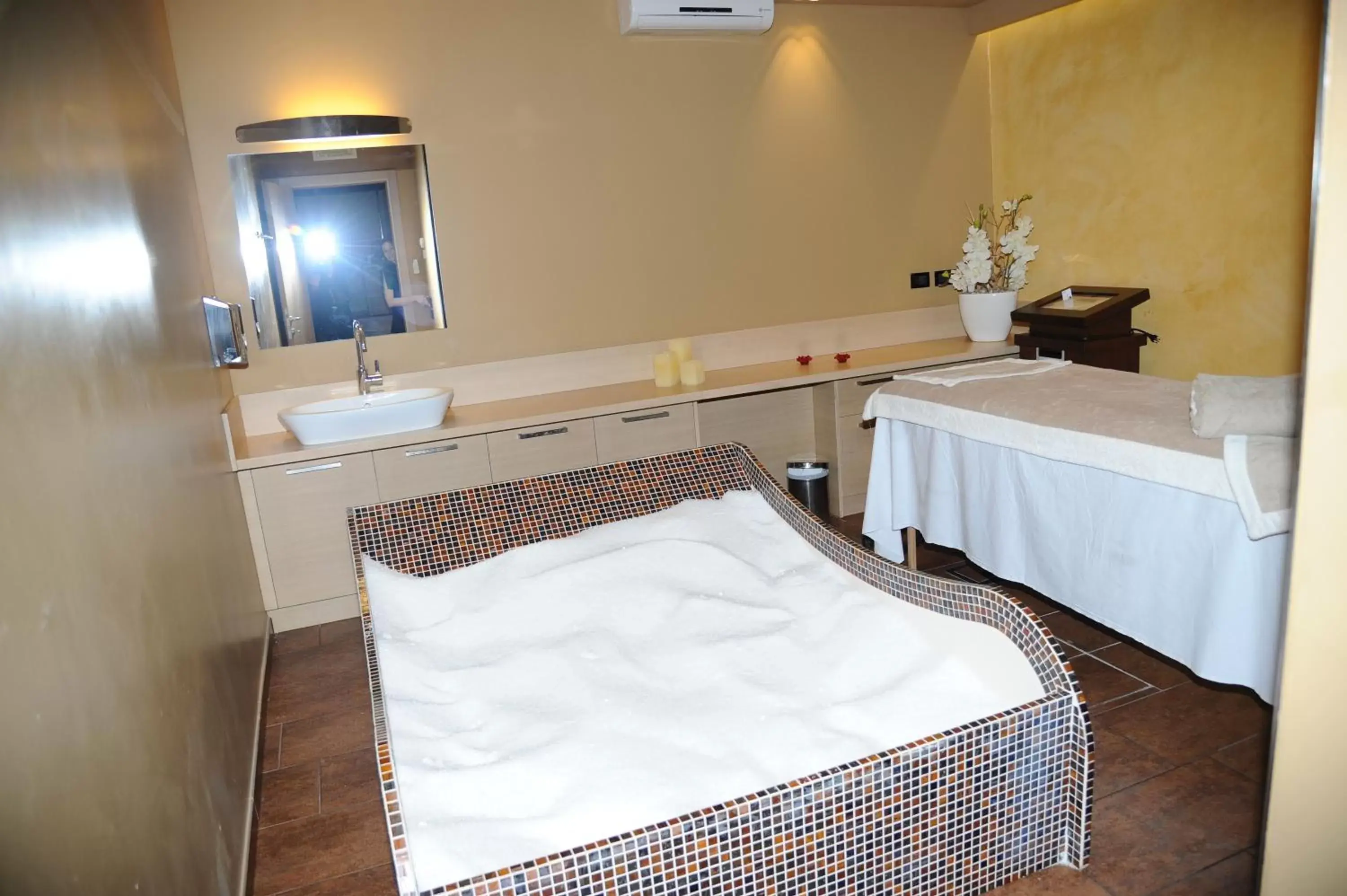 Bathroom, Bed in Hotel Resort Villa Luisa & Spa