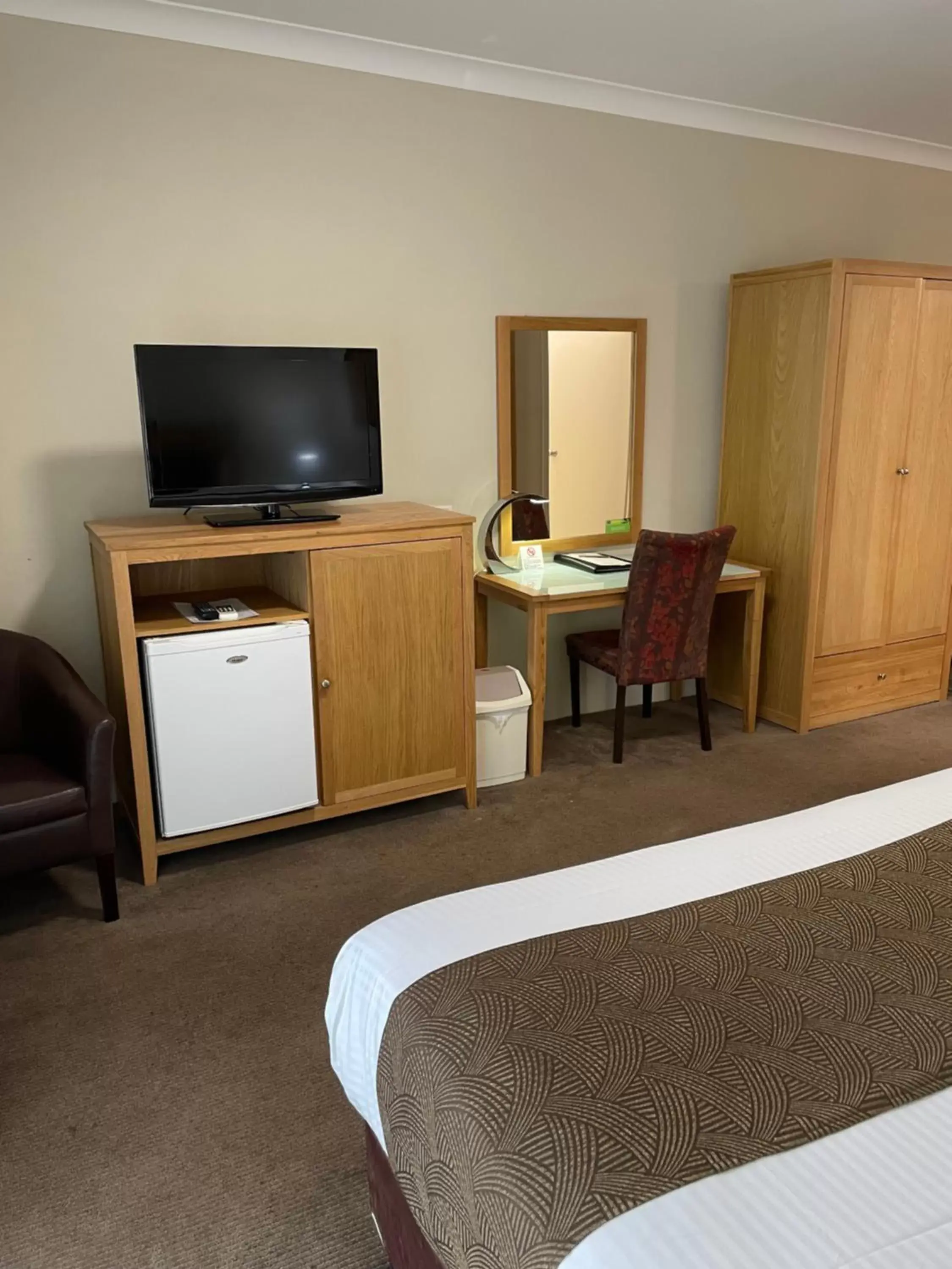 Bedroom, TV/Entertainment Center in Noah's Mid City Motor Inn Muswellbrook