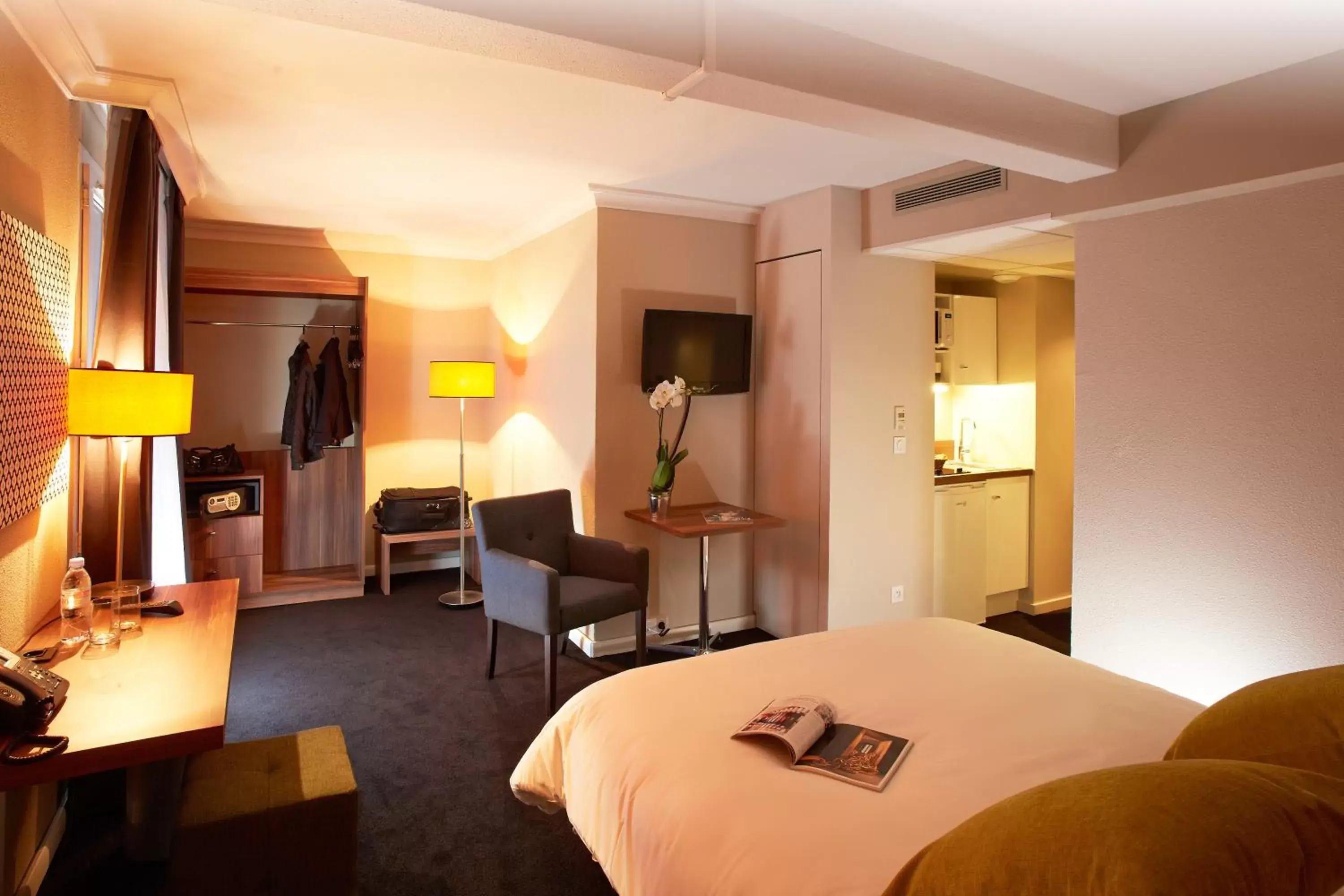 Photo of the whole room, TV/Entertainment Center in Atrium Hôtel Valence Ville Photo of the whole room, TV/Entertainment Center in Atrium Hôtel Valence Ville