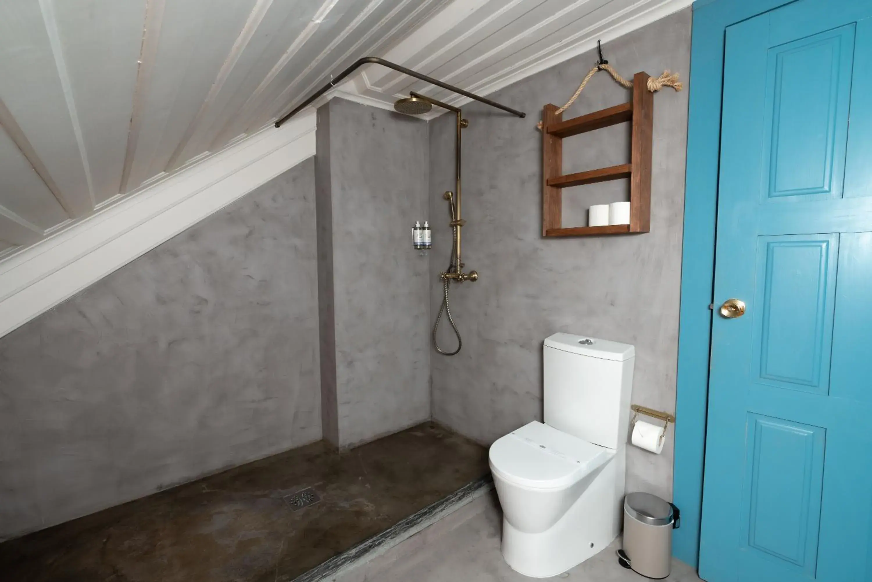 Shower, Bathroom in Des Arts Hostel and Suites