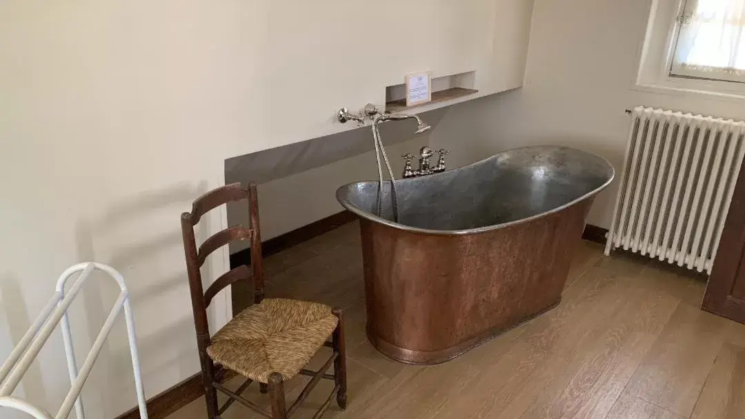 Bathroom in Chambres d'Hôtes Manoir de Beaumarchais