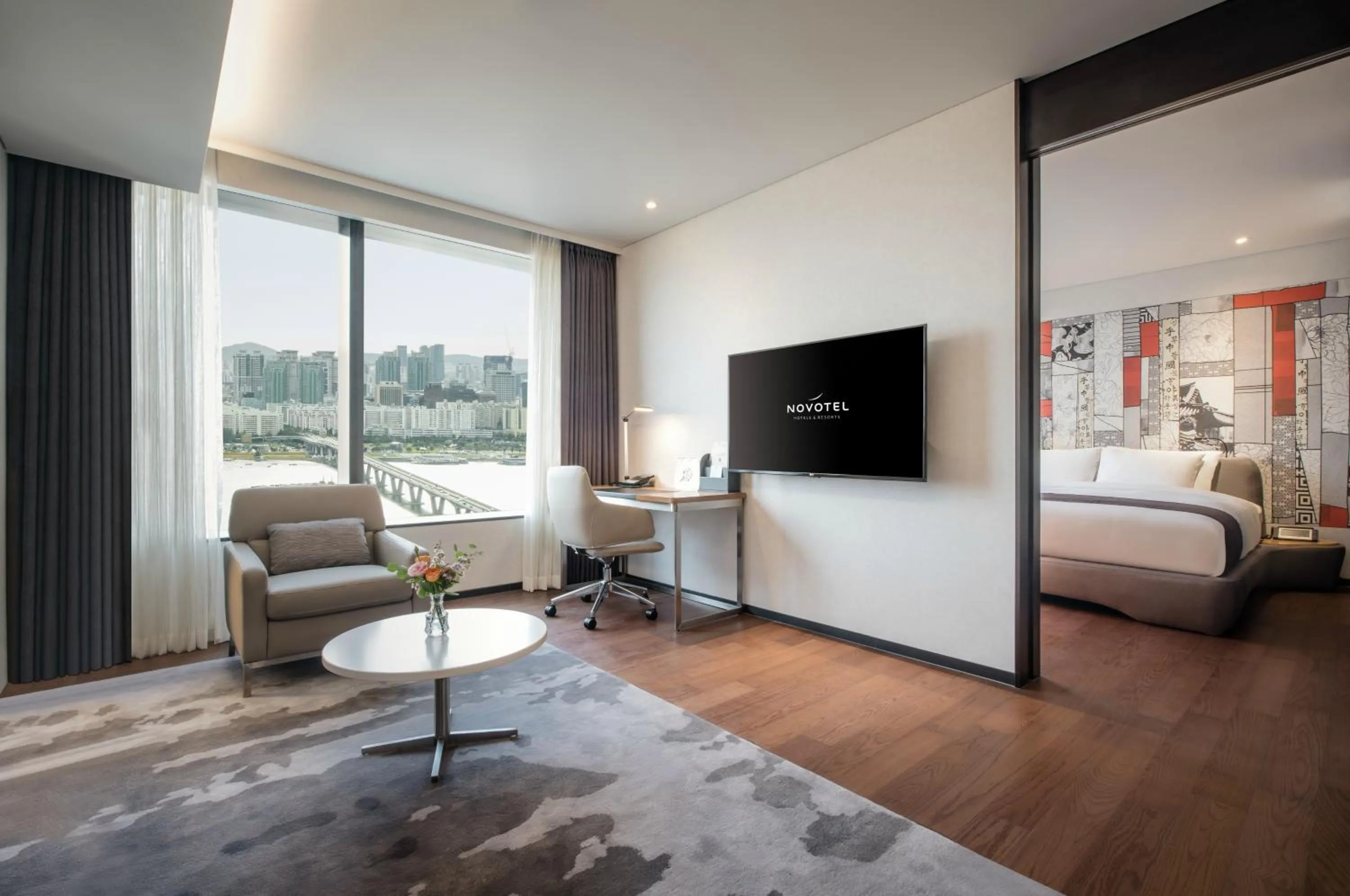 Living room, Bed in Novotel Ambassador Seoul Yongsan