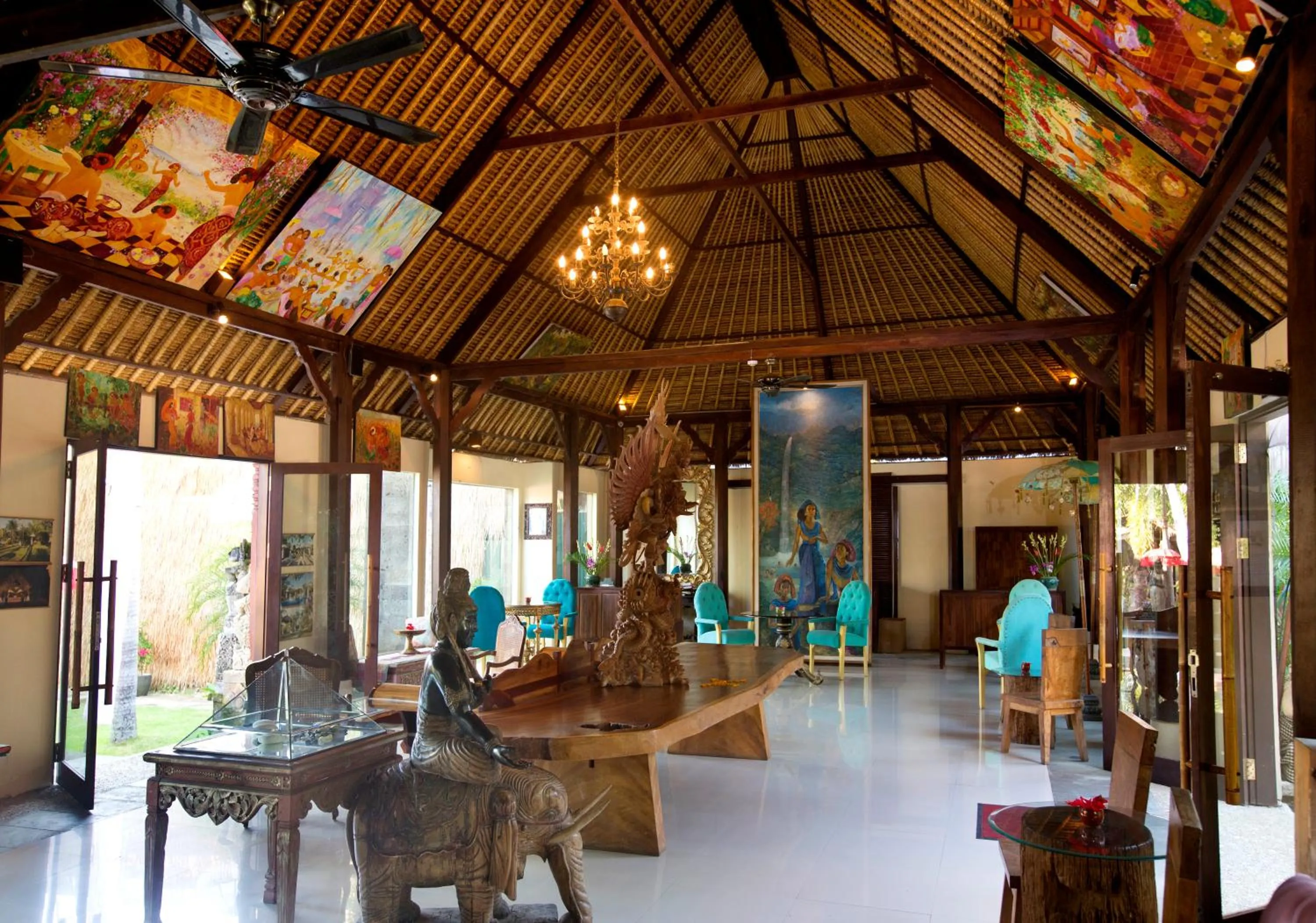 Lounge or bar in The Mansion Resort Hotel & Spa